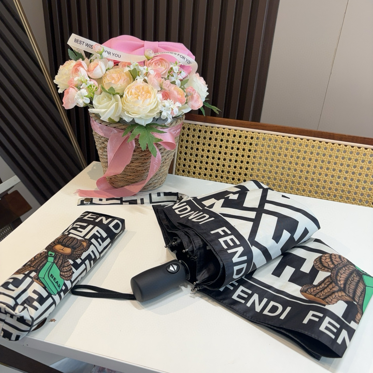  FENDI（芬迪）三折自动折叠晴雨伞 年度最新火爆单品  原单代工级品质 第一代210T碰击布防嗮拒水