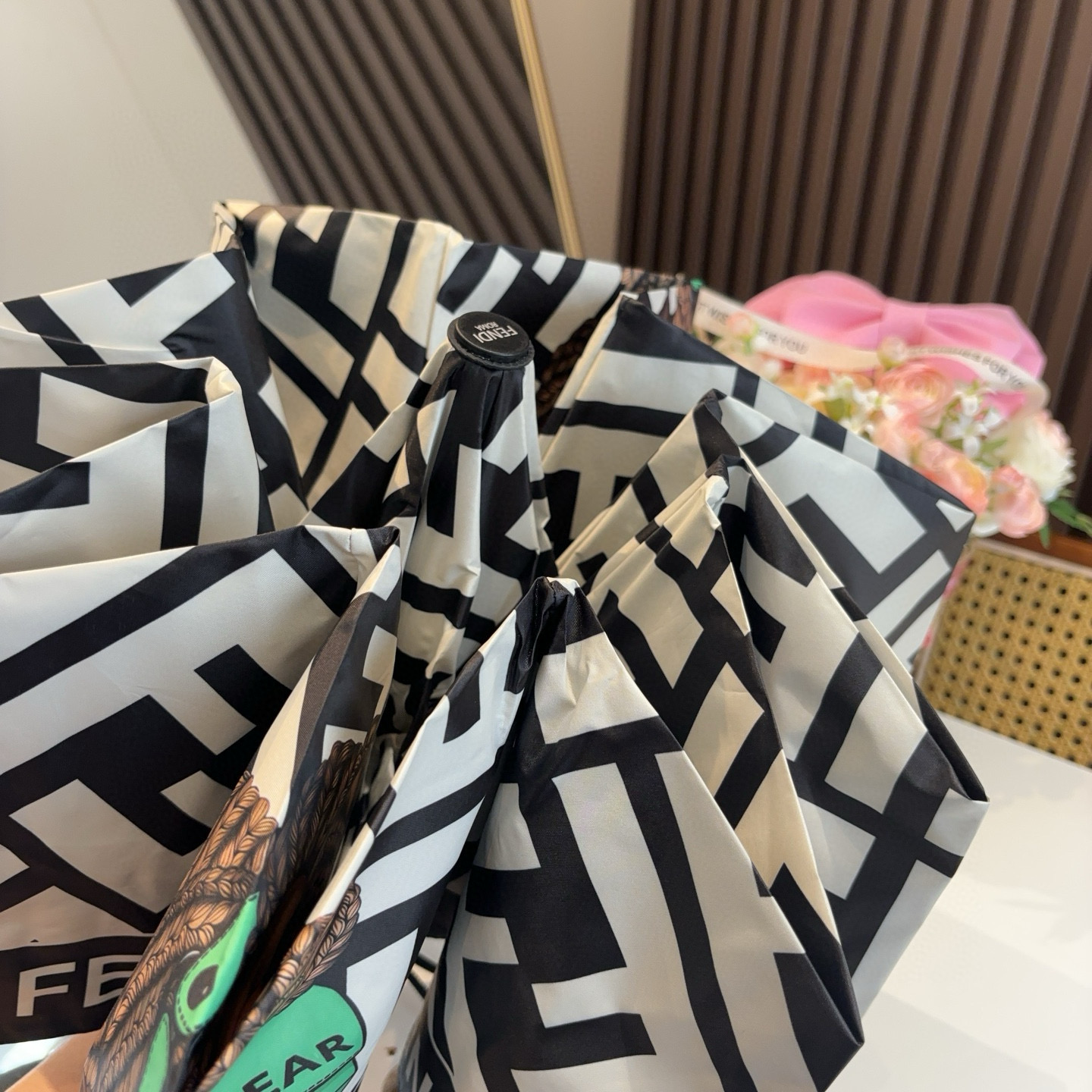 FENDI（芬迪）三折自动折叠晴雨伞 年度最新火爆单品  原单代工级品质 第一代210T碰击布防嗮拒水