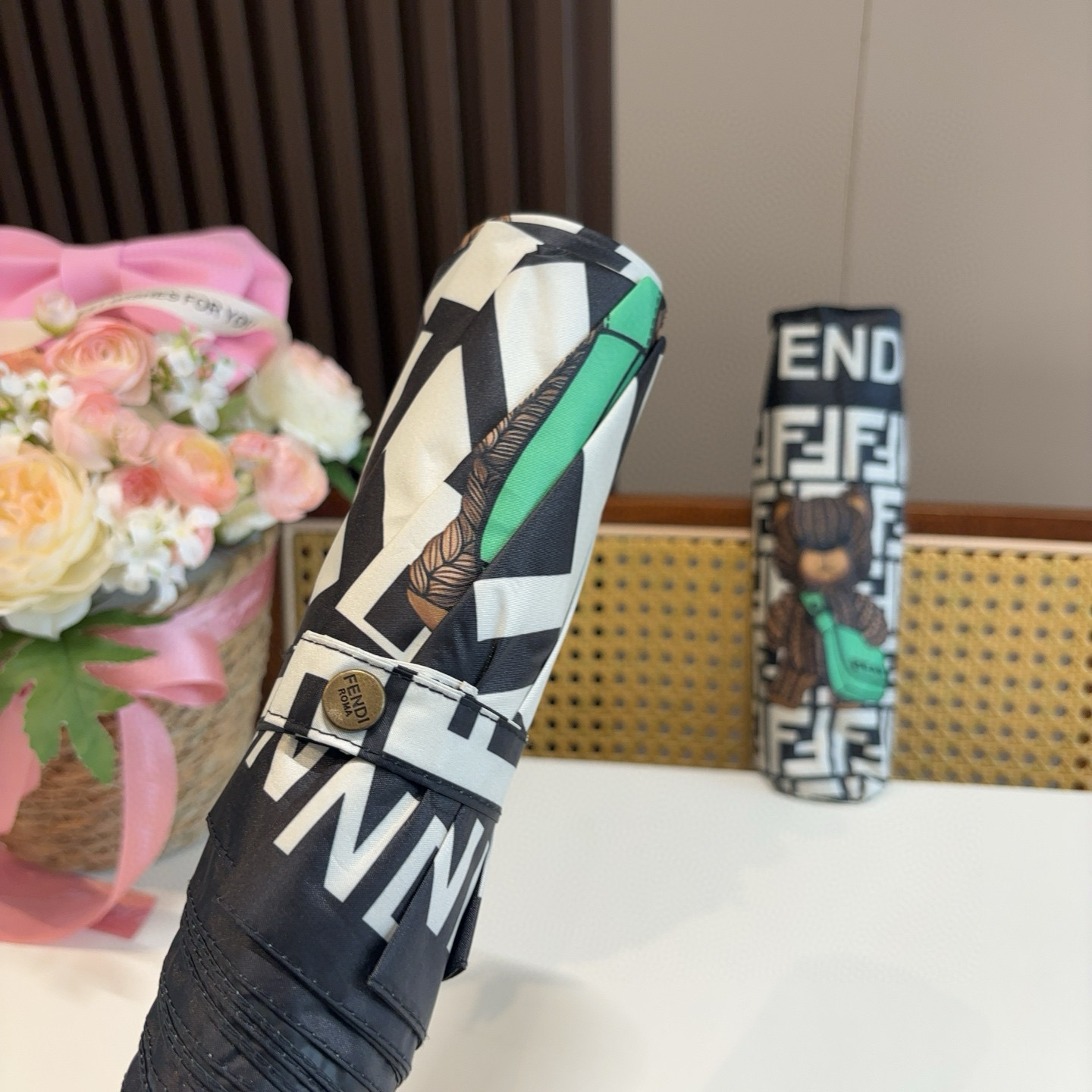  FENDI（芬迪）三折自动折叠晴雨伞 年度最新火爆单品  原单代工级品质 第一代210T碰击布防嗮拒水