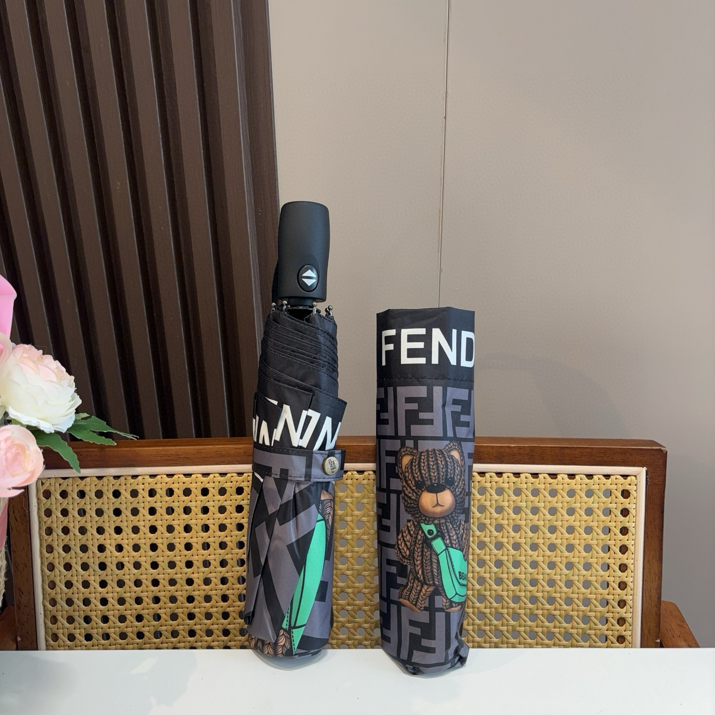  FENDI（芬迪）三折自动折叠晴雨伞 年度最新火爆单品  原单代工级品质 第一代210T碰击布防嗮拒水