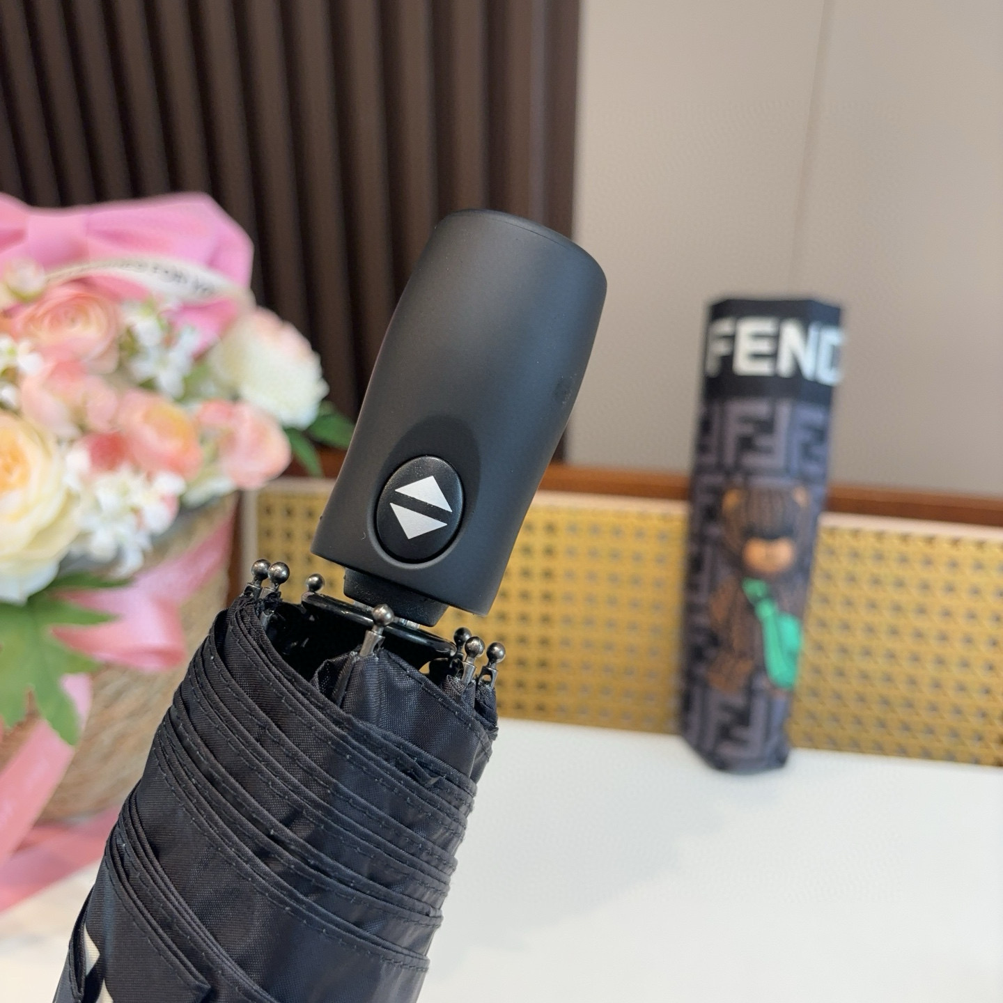  FENDI（芬迪）三折自动折叠晴雨伞 年度最新火爆单品  原单代工级品质 第一代210T碰击布防嗮拒水