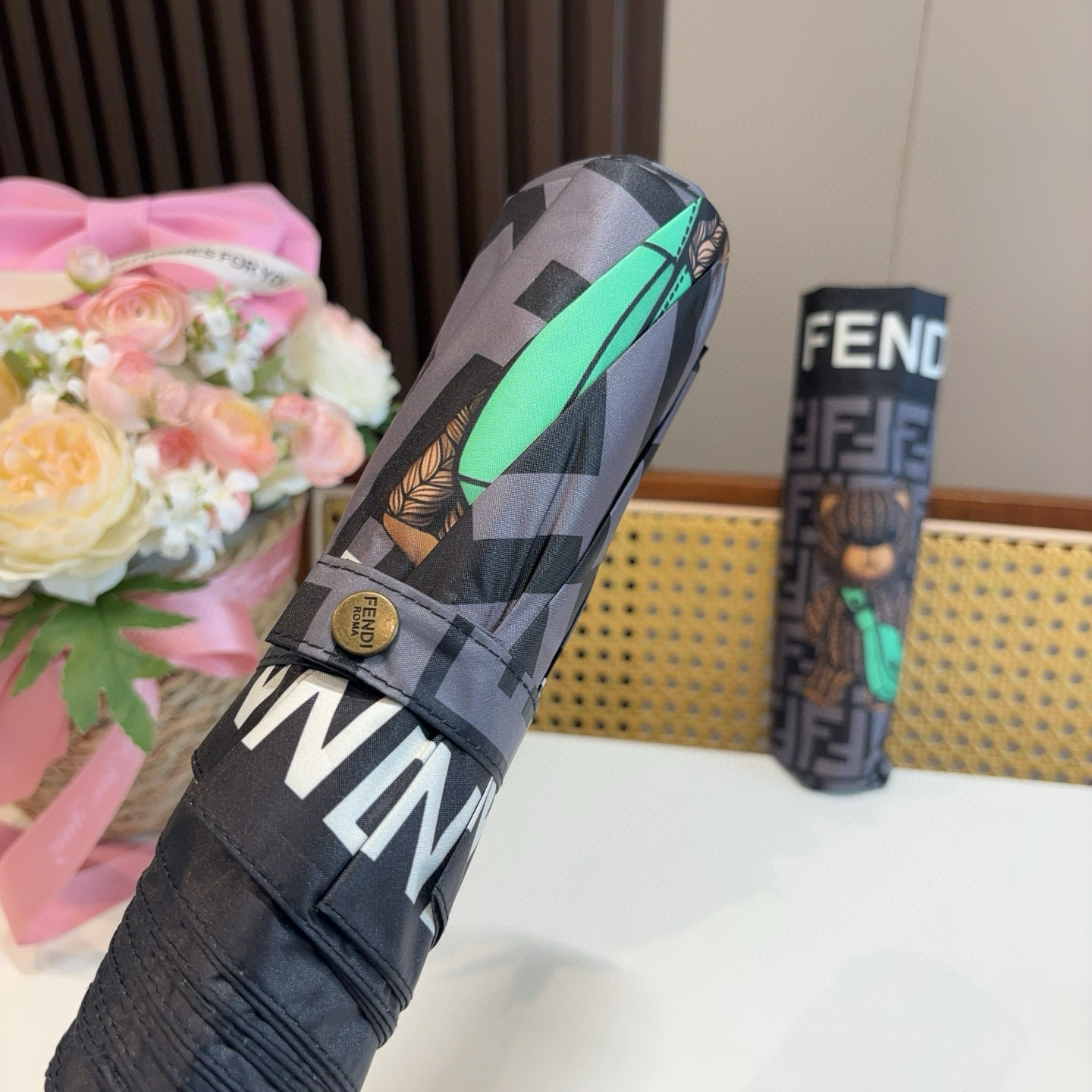  FENDI（芬迪）三折自动折叠晴雨伞 年度最新火爆单品  原单代工级品质 第一代210T碰击布防嗮拒水