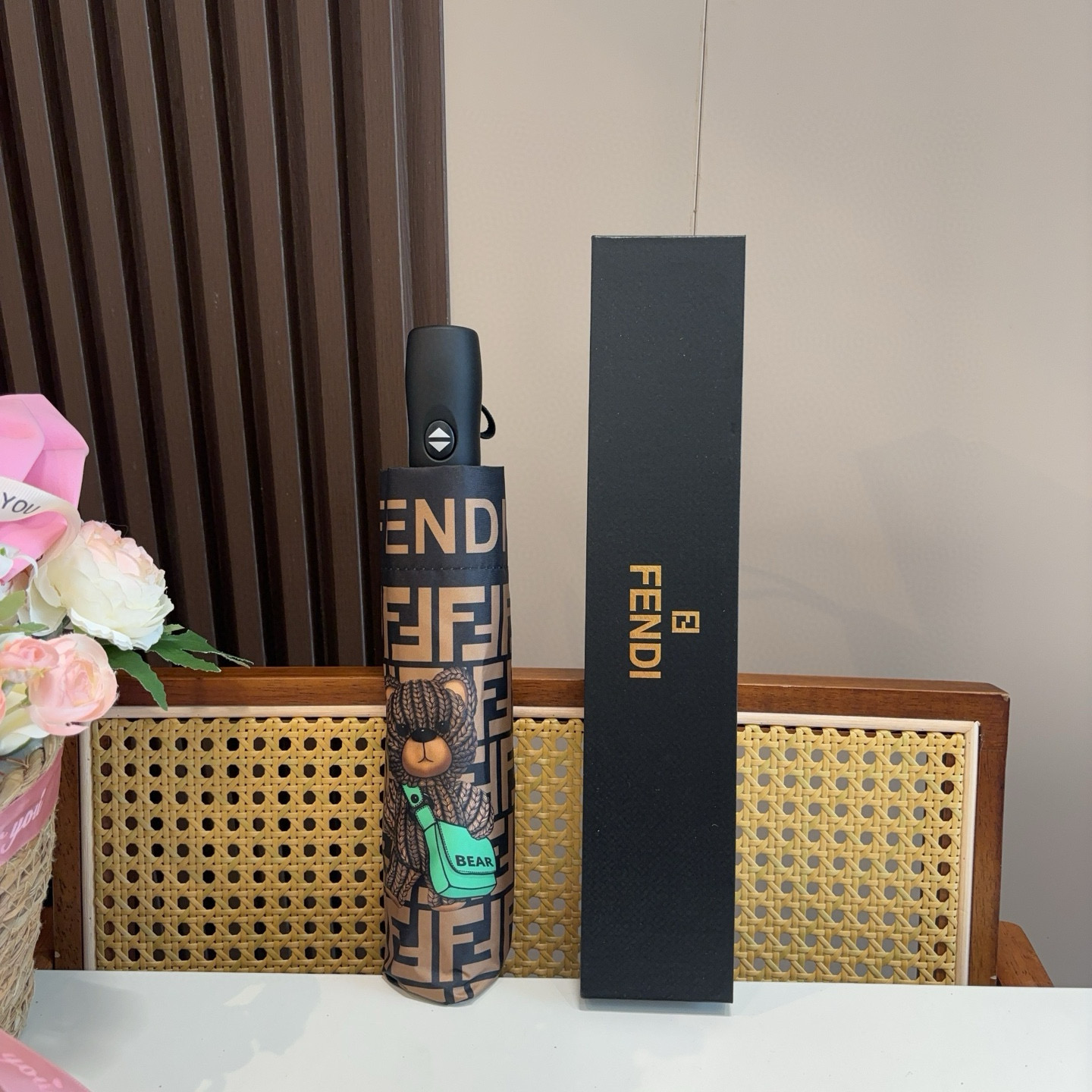  FENDI（芬迪）三折自动折叠晴雨伞 年度最新火爆单品  原单代工级品质 第一代210T碰击布防嗮拒水