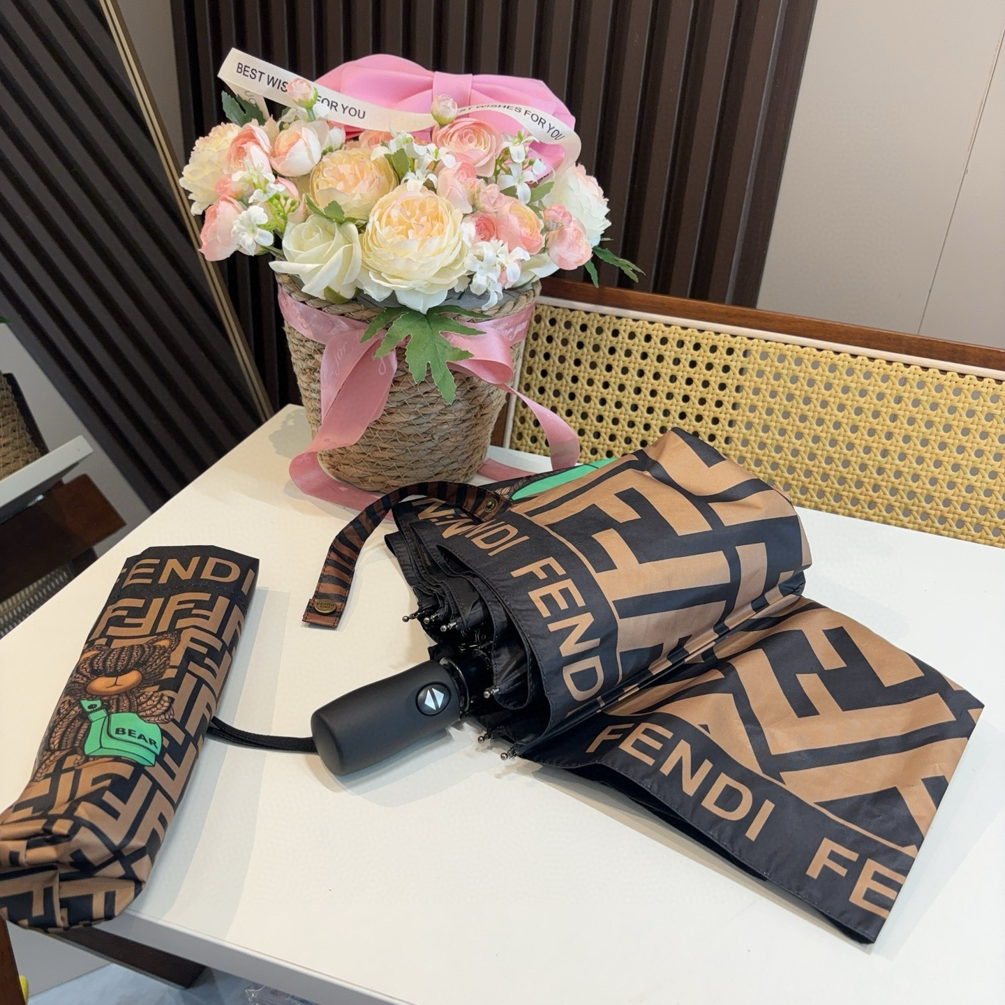  FENDI（芬迪）三折自动折叠晴雨伞 年度最新火爆单品  原单代工级品质 第一代210T碰击布防嗮拒水