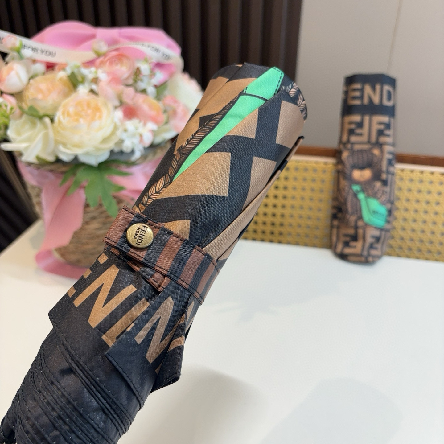  FENDI（芬迪）三折自动折叠晴雨伞 年度最新火爆单品  原单代工级品质 第一代210T碰击布防嗮拒水