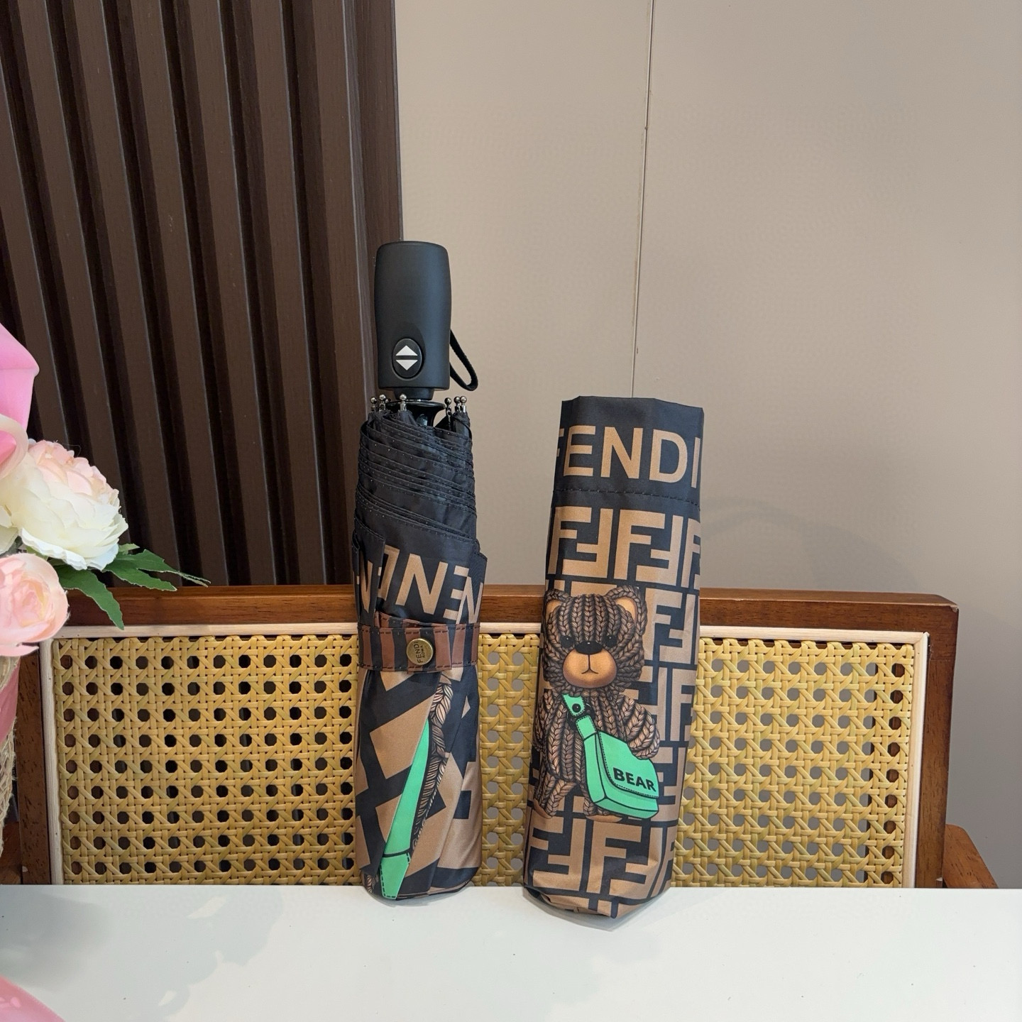  FENDI（芬迪）三折自动折叠晴雨伞 年度最新火爆单品  原单代工级品质 第一代210T碰击布防嗮拒水