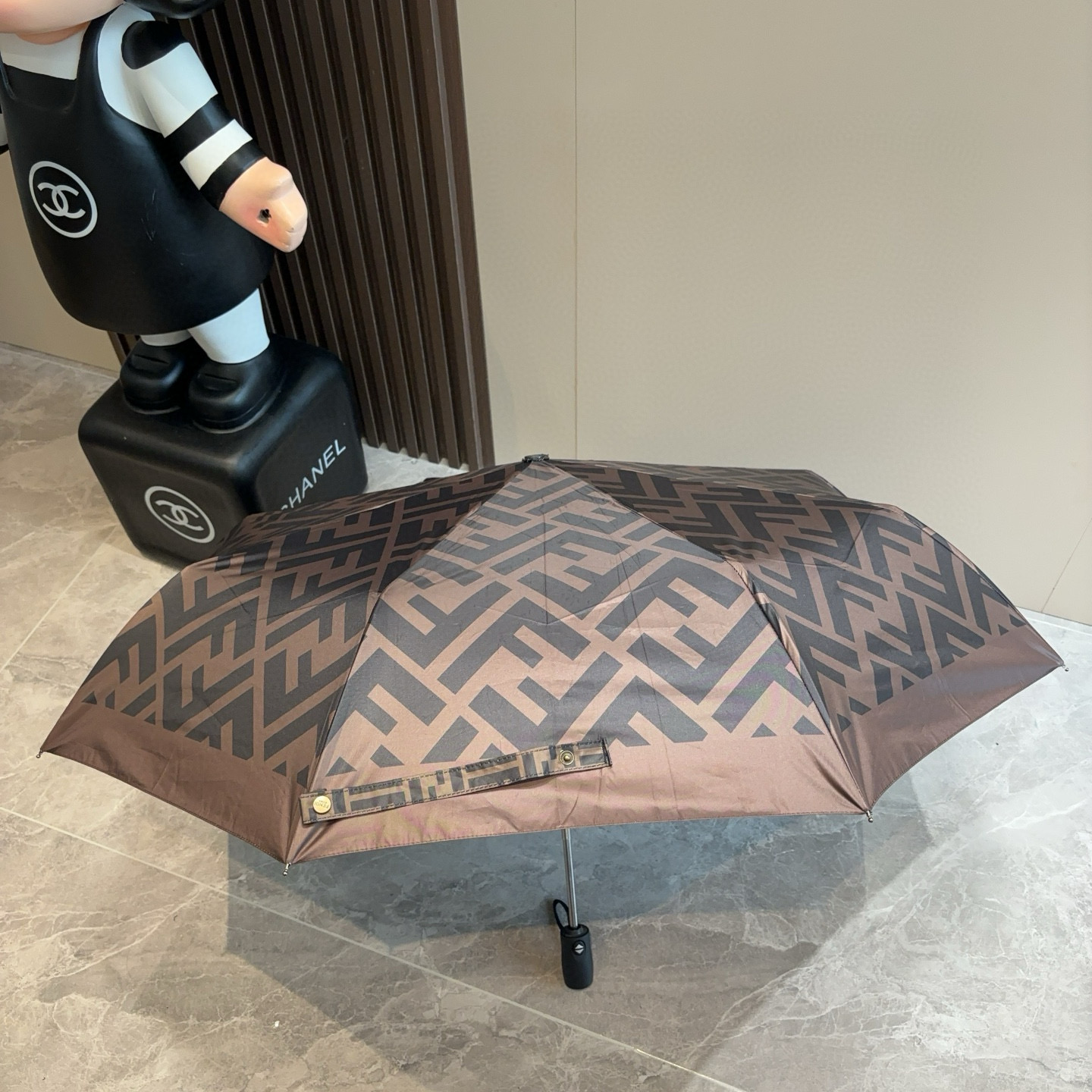  FENDI（芬迪）三折自动折叠晴雨伞 年度最新火爆单品  原单代工级品质 第一代210T碰击布防嗮拒水