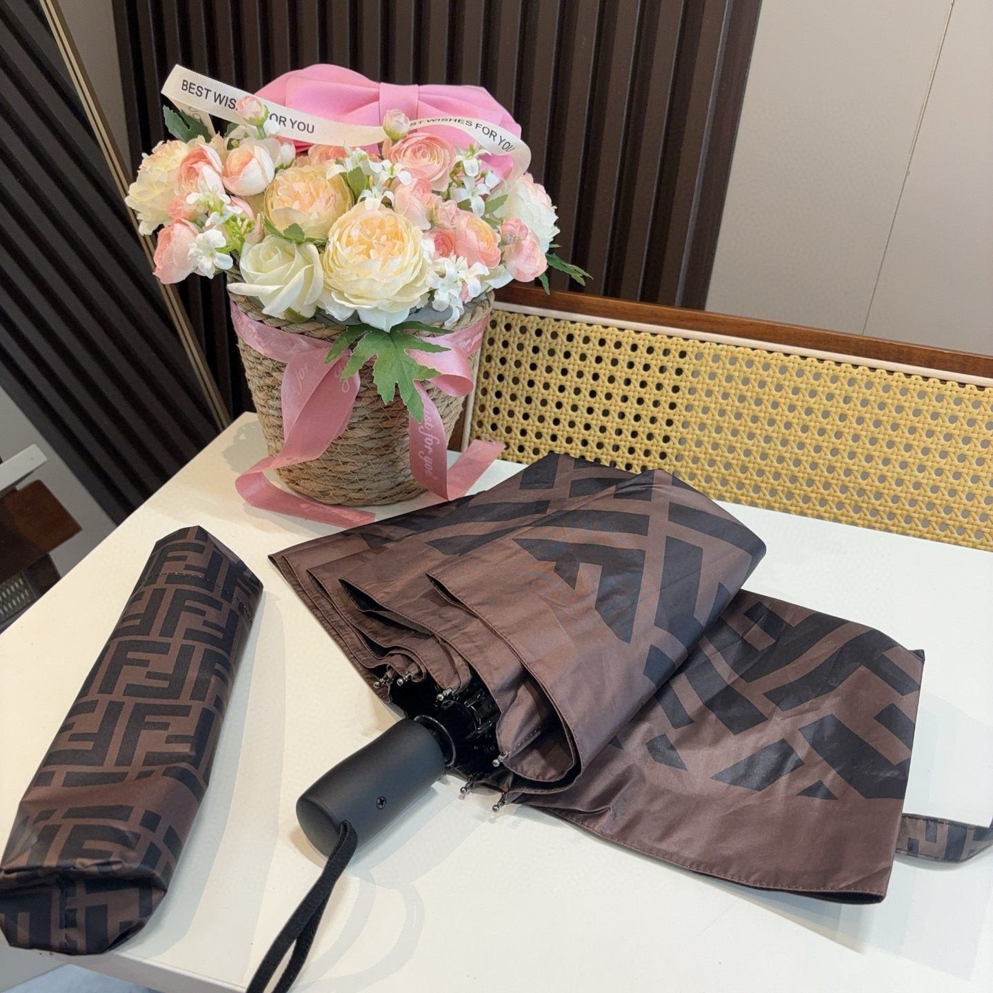  FENDI（芬迪）三折自动折叠晴雨伞 年度最新火爆单品  原单代工级品质 第一代210T碰击布防嗮拒水