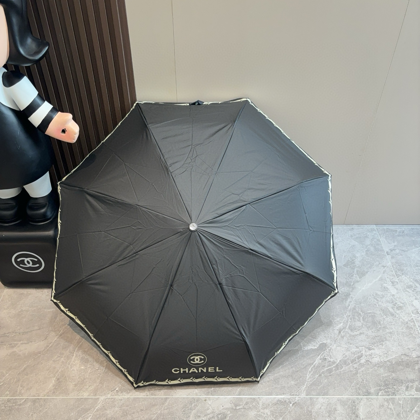  CHANEL（香奈儿）飞机边 三折自动折叠晴雨伞 集合香奈儿灵魂LOGO为一体的设计风格高雅奢华 带在