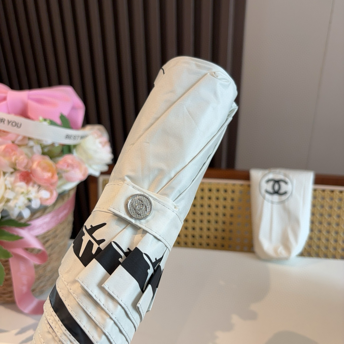  CHANEL（香奈儿）飞机边 三折自动折叠晴雨伞 集合香奈儿灵魂LOGO为一体的设计风格高雅奢华 带在