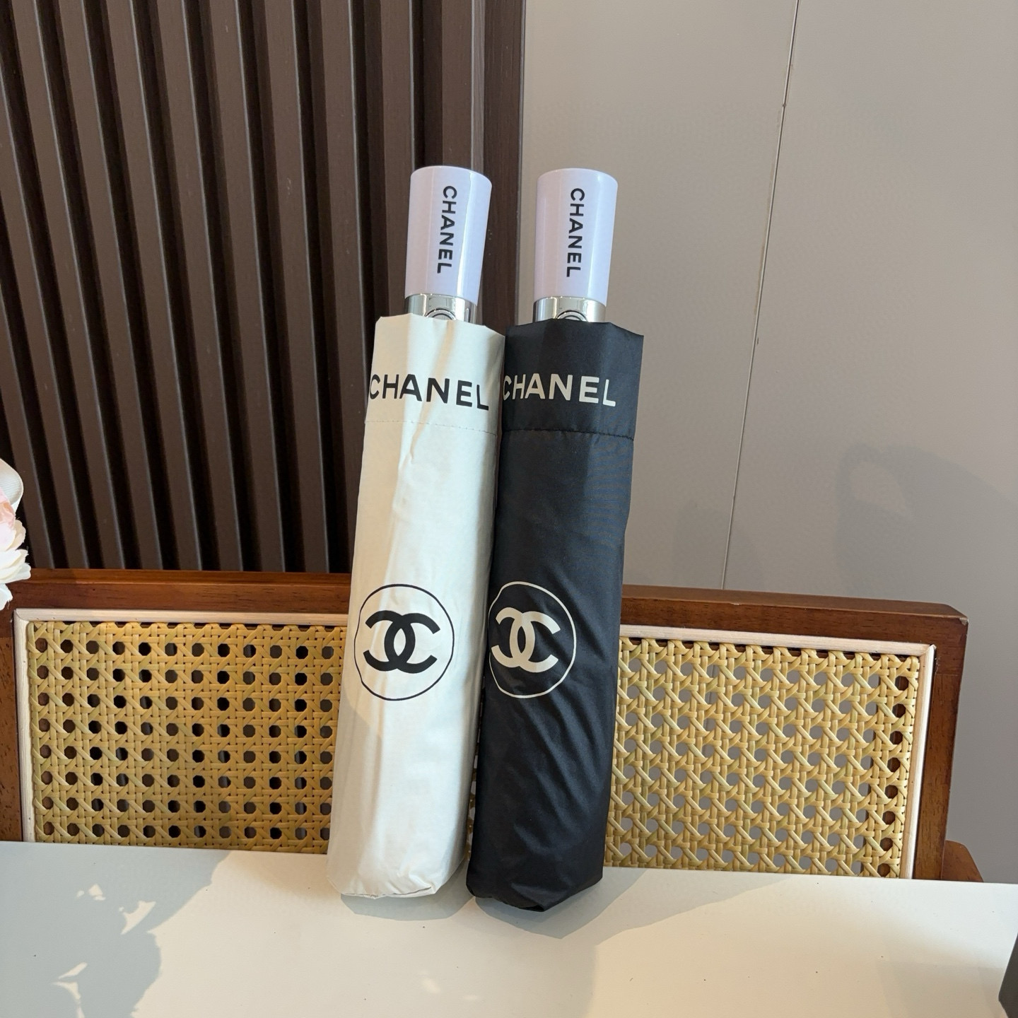  CHANEL（香奈儿）飞机边 三折自动折叠晴雨伞 集合香奈儿灵魂LOGO为一体的设计风格高雅奢华 带在