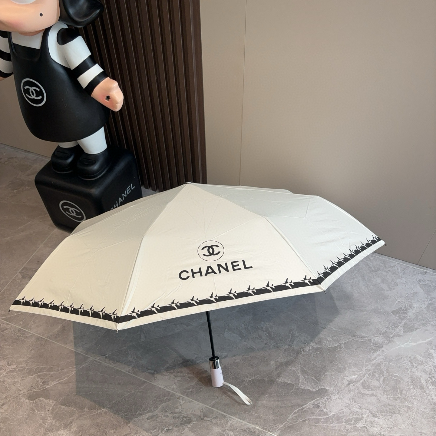  CHANEL（香奈儿）飞机边 三折自动折叠晴雨伞 集合香奈儿灵魂LOGO为一体的设计风格高雅奢华 带在