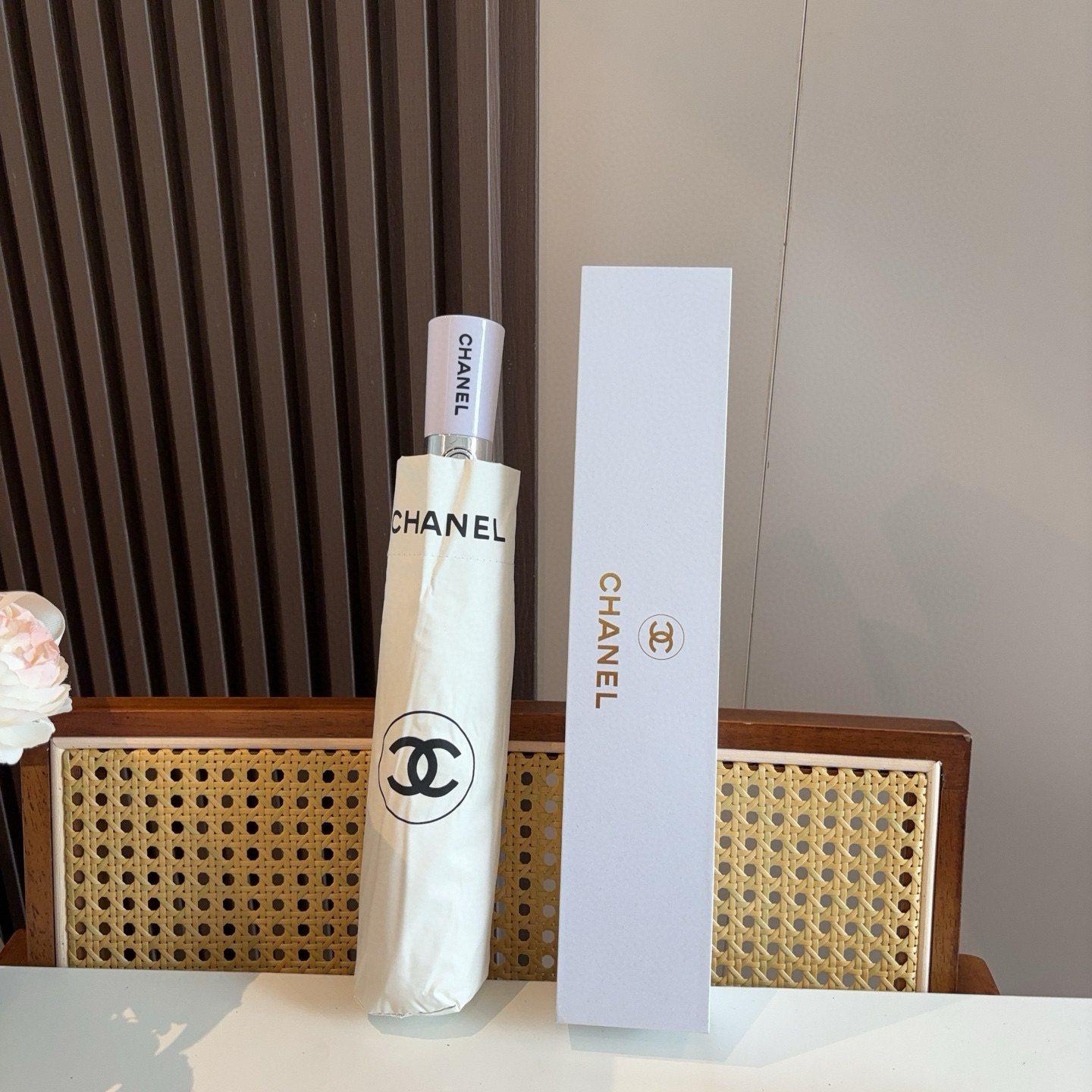  CHANEL（香奈儿）飞机边 三折自动折叠晴雨伞 集合香奈儿灵魂LOGO为一体的设计风格高雅奢华 带在