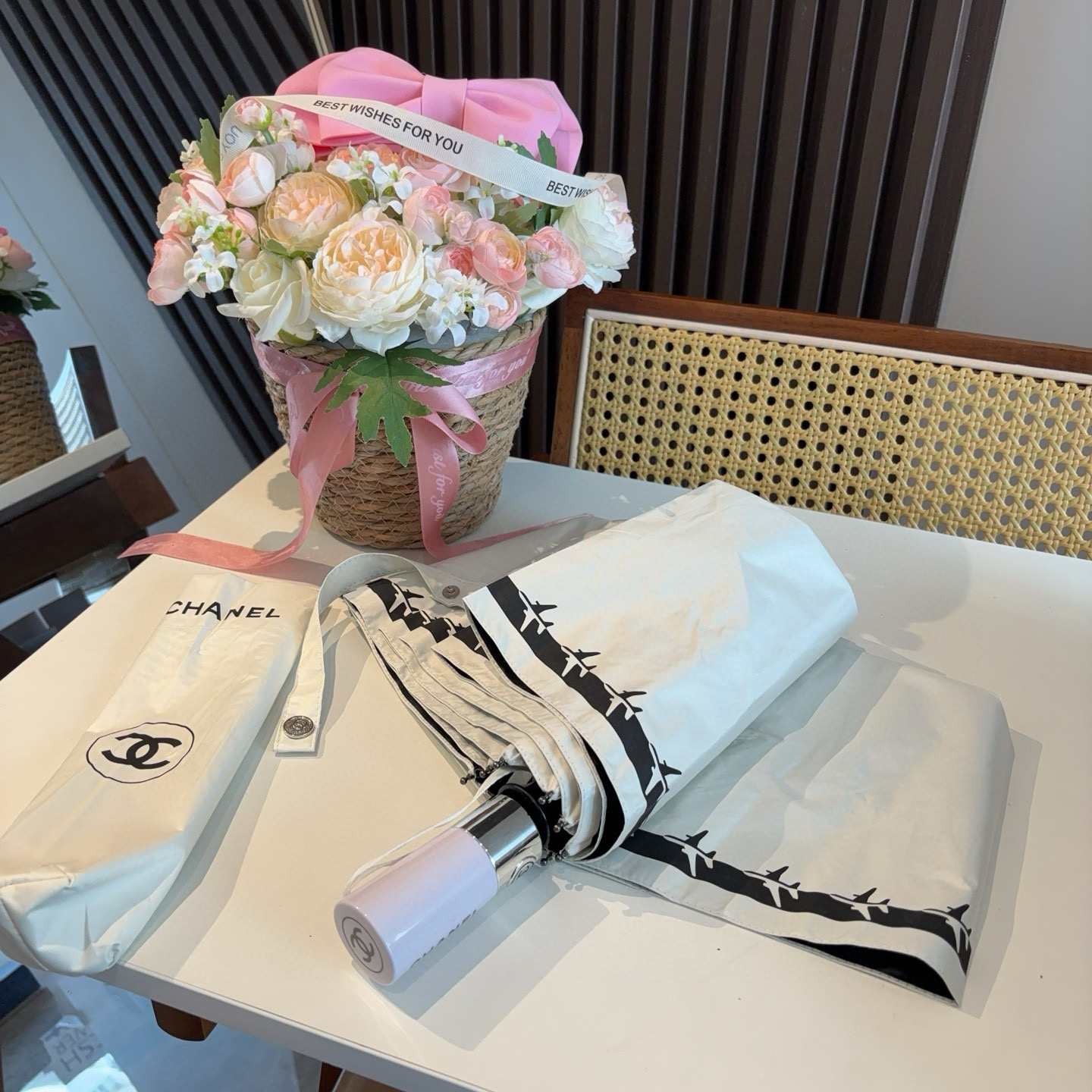  CHANEL（香奈儿）飞机边 三折自动折叠晴雨伞 集合香奈儿灵魂LOGO为一体的设计风格高雅奢华 带在