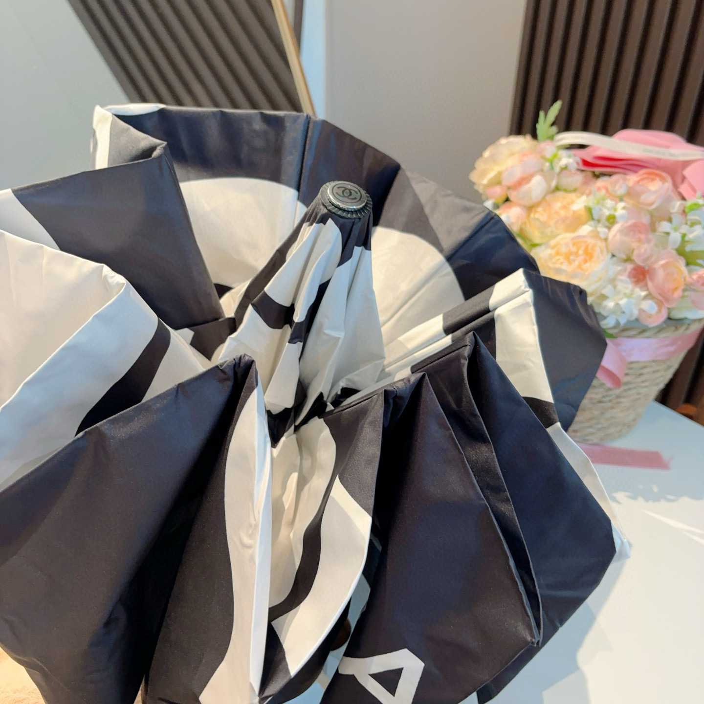  CHANEL（香奈儿）三折自动折叠晴雨伞 集合香奈儿灵魂LOGO为一体的设计风格高雅奢华 带在身上带来