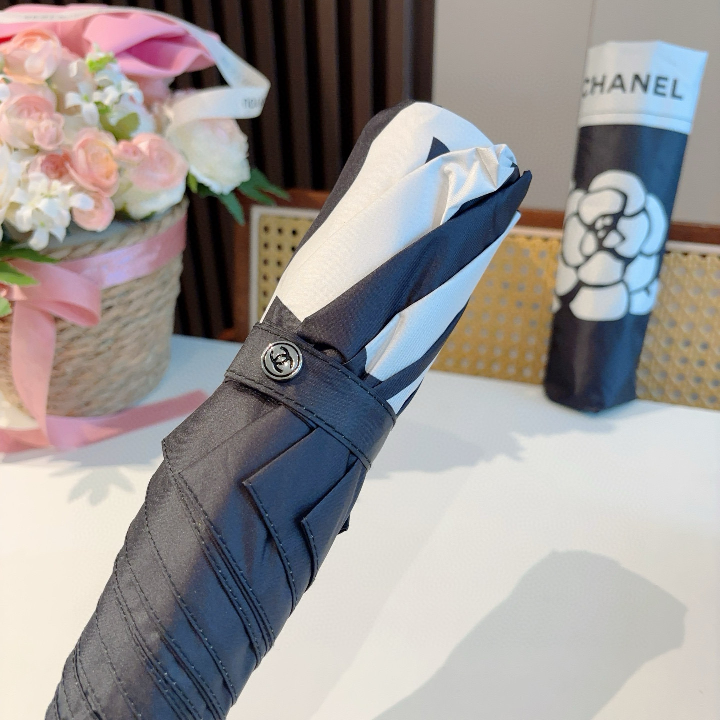  CHANEL（香奈儿）三折自动折叠晴雨伞 集合香奈儿灵魂LOGO为一体的设计风格高雅奢华 带在身上带来