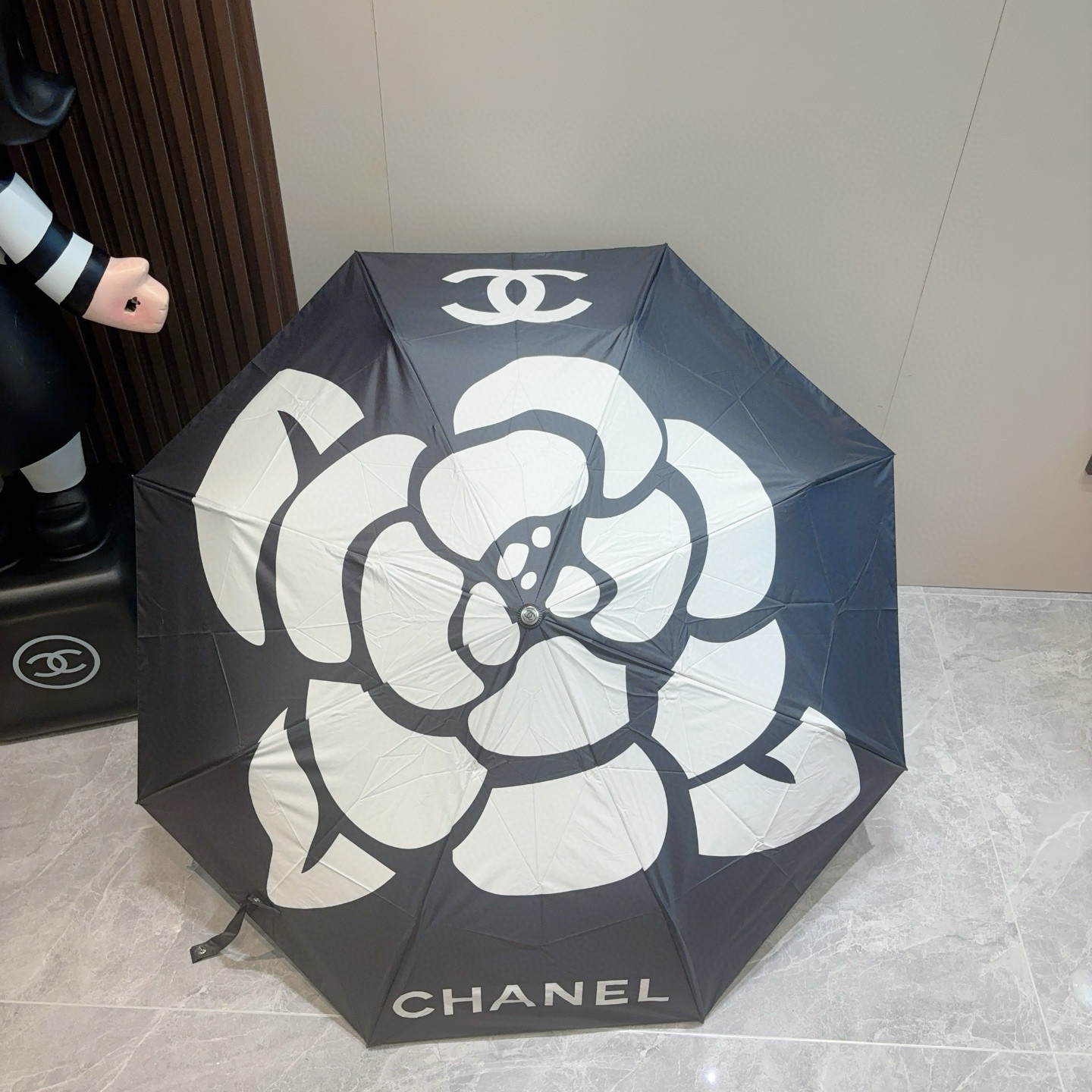  CHANEL（香奈儿）三折自动折叠晴雨伞 集合香奈儿灵魂LOGO为一体的设计风格高雅奢华 带在身上带来