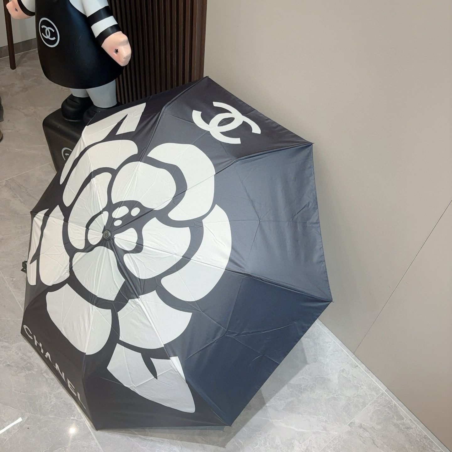  CHANEL（香奈儿）三折自动折叠晴雨伞 集合香奈儿灵魂LOGO为一体的设计风格高雅奢华 带在身上带来