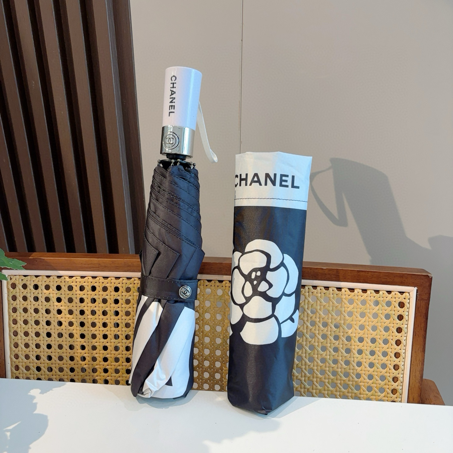  CHANEL（香奈儿）三折自动折叠晴雨伞 集合香奈儿灵魂LOGO为一体的设计风格高雅奢华 带在身上带来