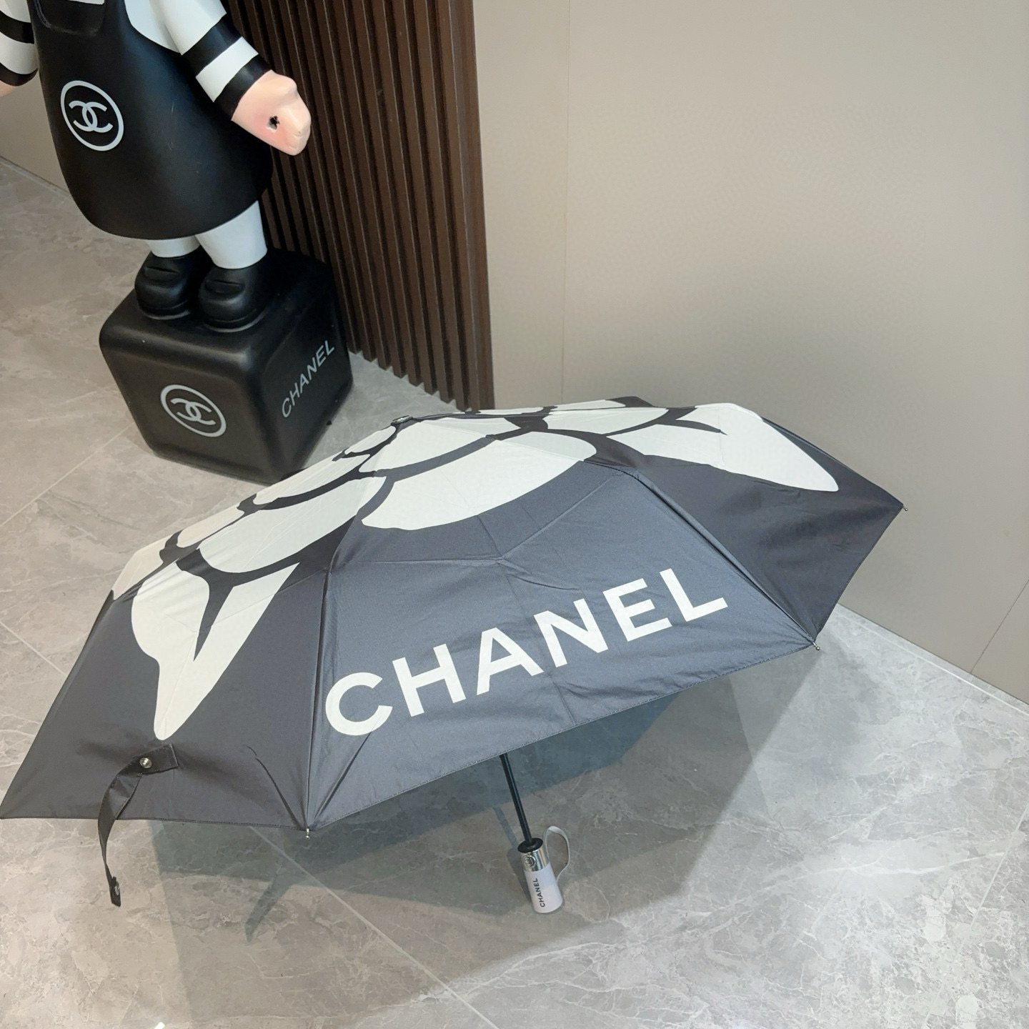  CHANEL（香奈儿）三折自动折叠晴雨伞 集合香奈儿灵魂LOGO为一体的设计风格高雅奢华 带在身上带来