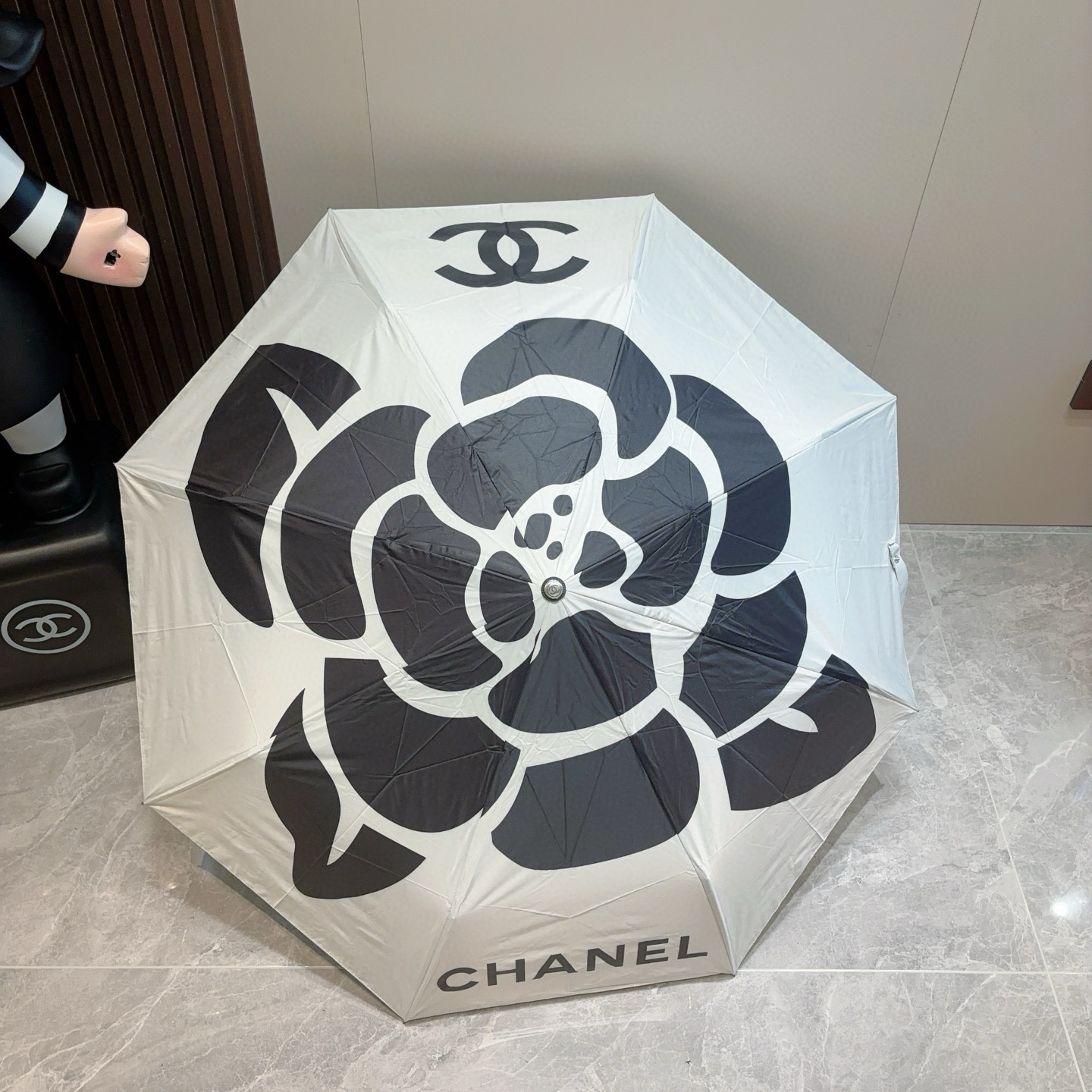  CHANEL（香奈儿）三折自动折叠晴雨伞 集合香奈儿灵魂LOGO为一体的设计风格高雅奢华 带在身上带来