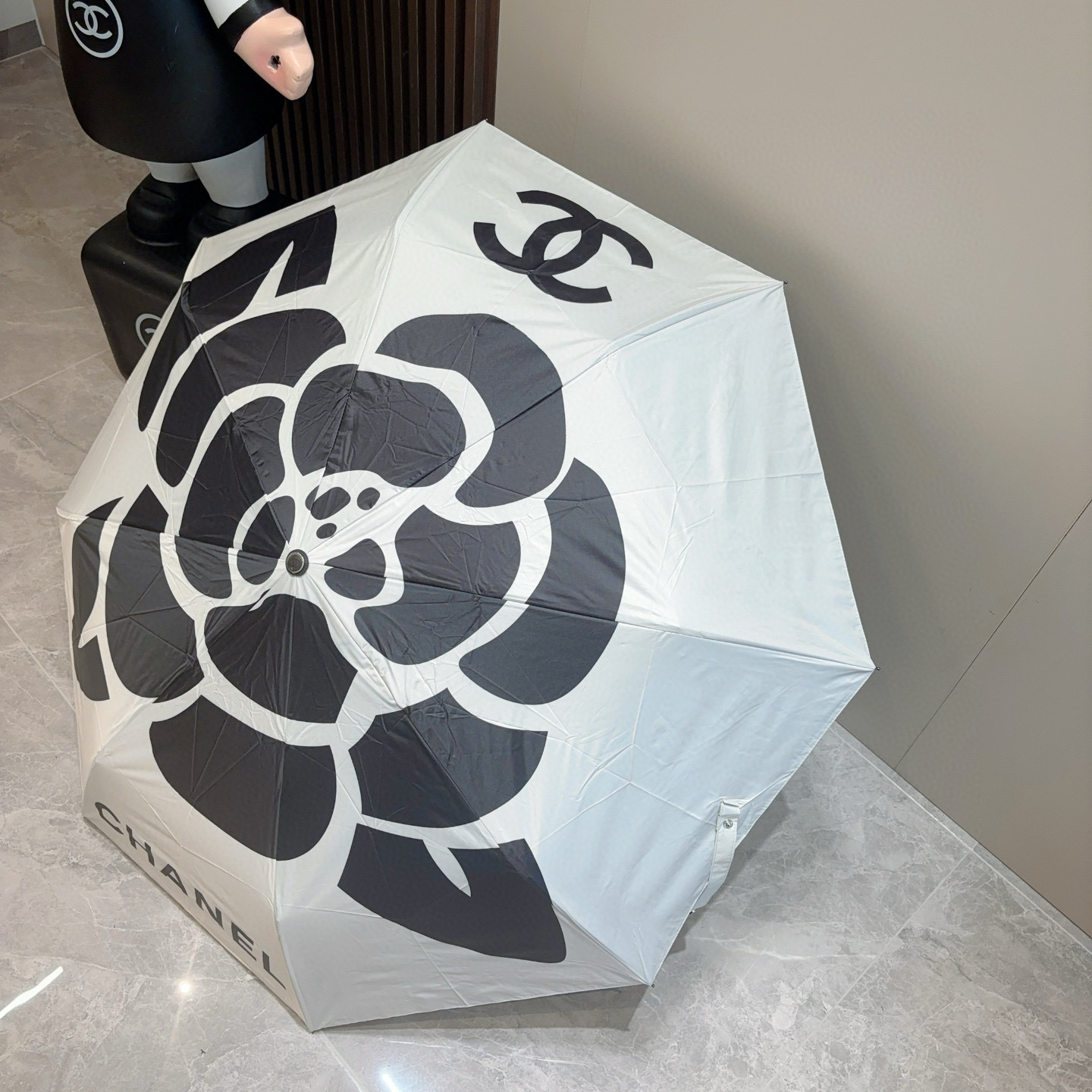  CHANEL（香奈儿）三折自动折叠晴雨伞 集合香奈儿灵魂LOGO为一体的设计风格高雅奢华 带在身上带来