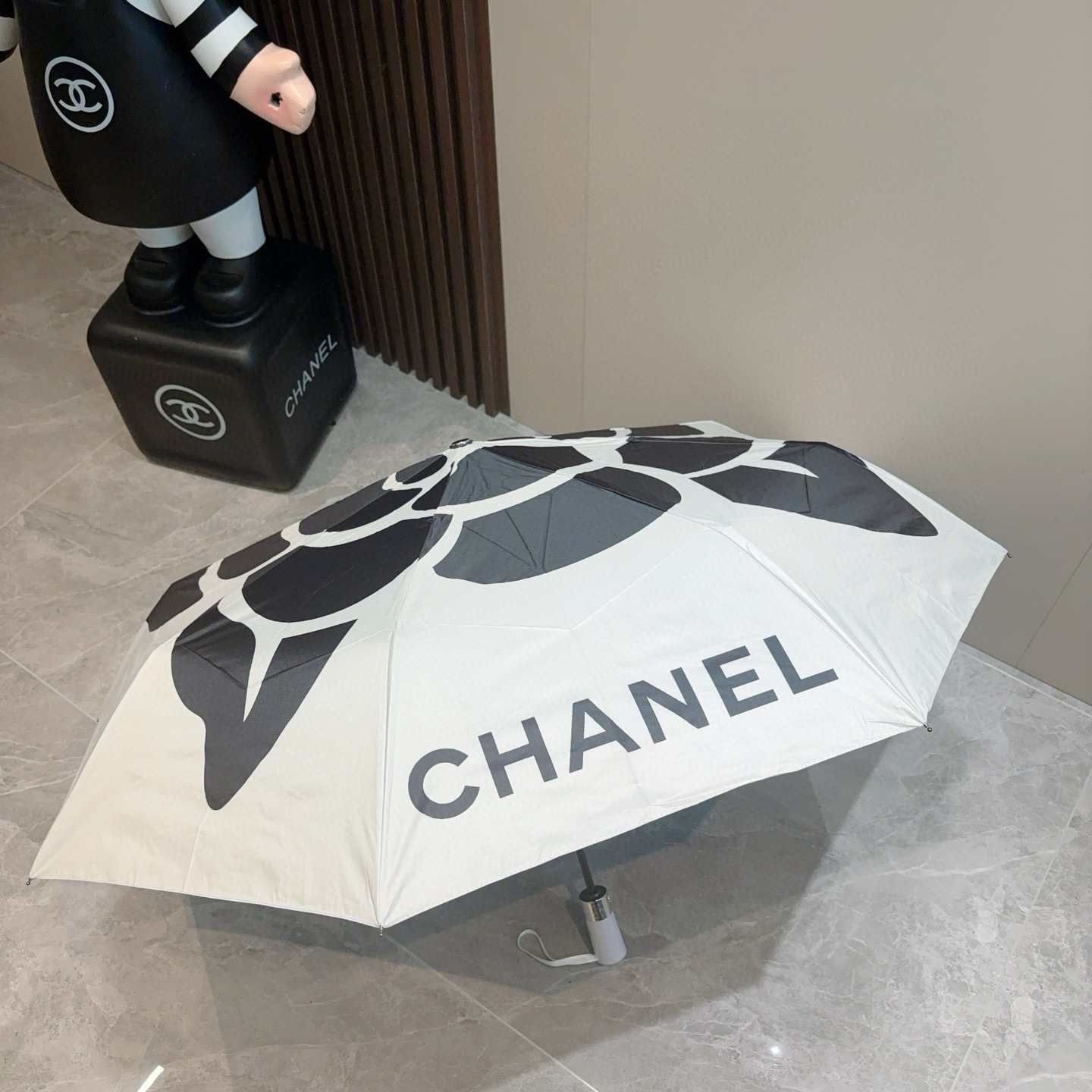  CHANEL（香奈儿）三折自动折叠晴雨伞 集合香奈儿灵魂LOGO为一体的设计风格高雅奢华 带在身上带来