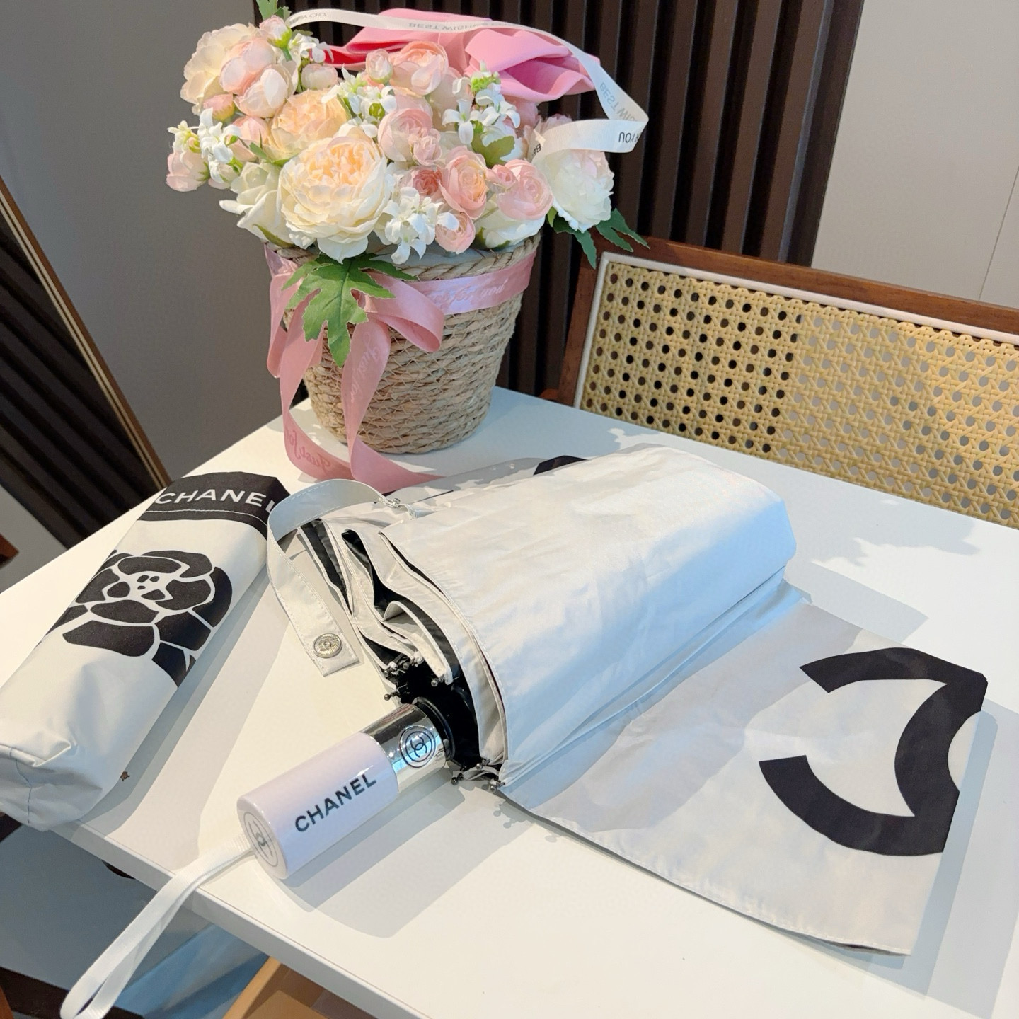  CHANEL（香奈儿）三折自动折叠晴雨伞 集合香奈儿灵魂LOGO为一体的设计风格高雅奢华 带在身上带来