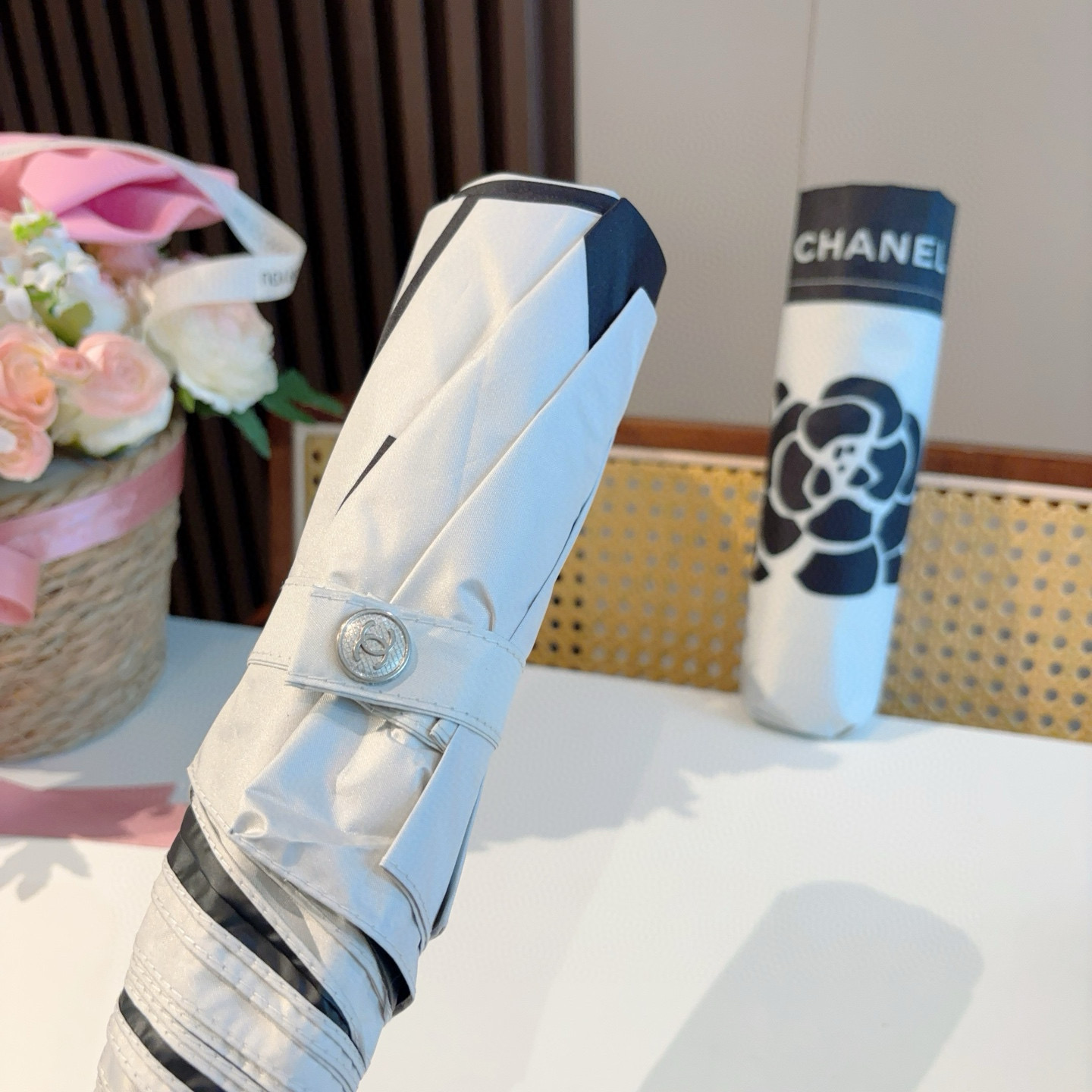  CHANEL（香奈儿）三折自动折叠晴雨伞 集合香奈儿灵魂LOGO为一体的设计风格高雅奢华 带在身上带来