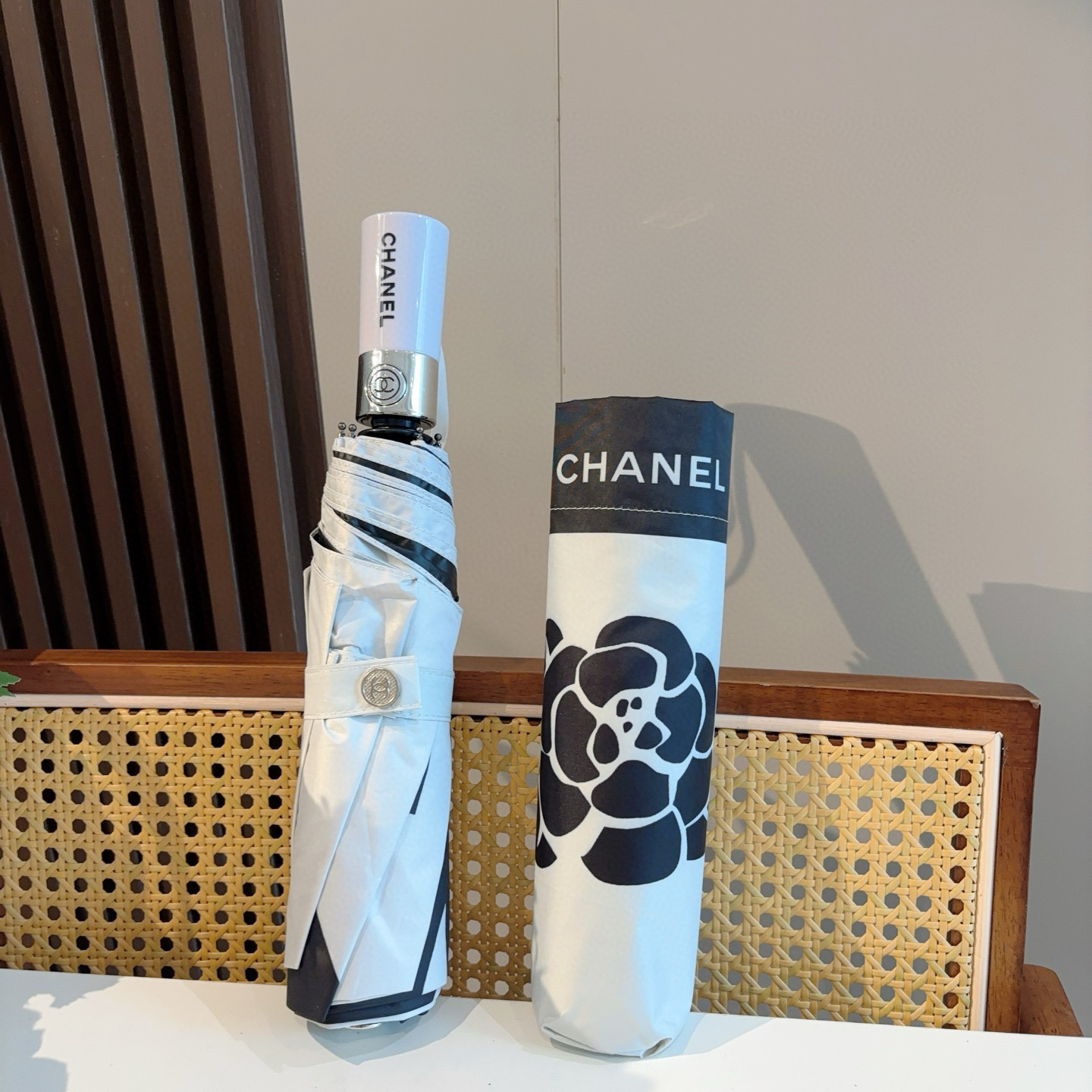  CHANEL（香奈儿）三折自动折叠晴雨伞 集合香奈儿灵魂LOGO为一体的设计风格高雅奢华 带在身上带来