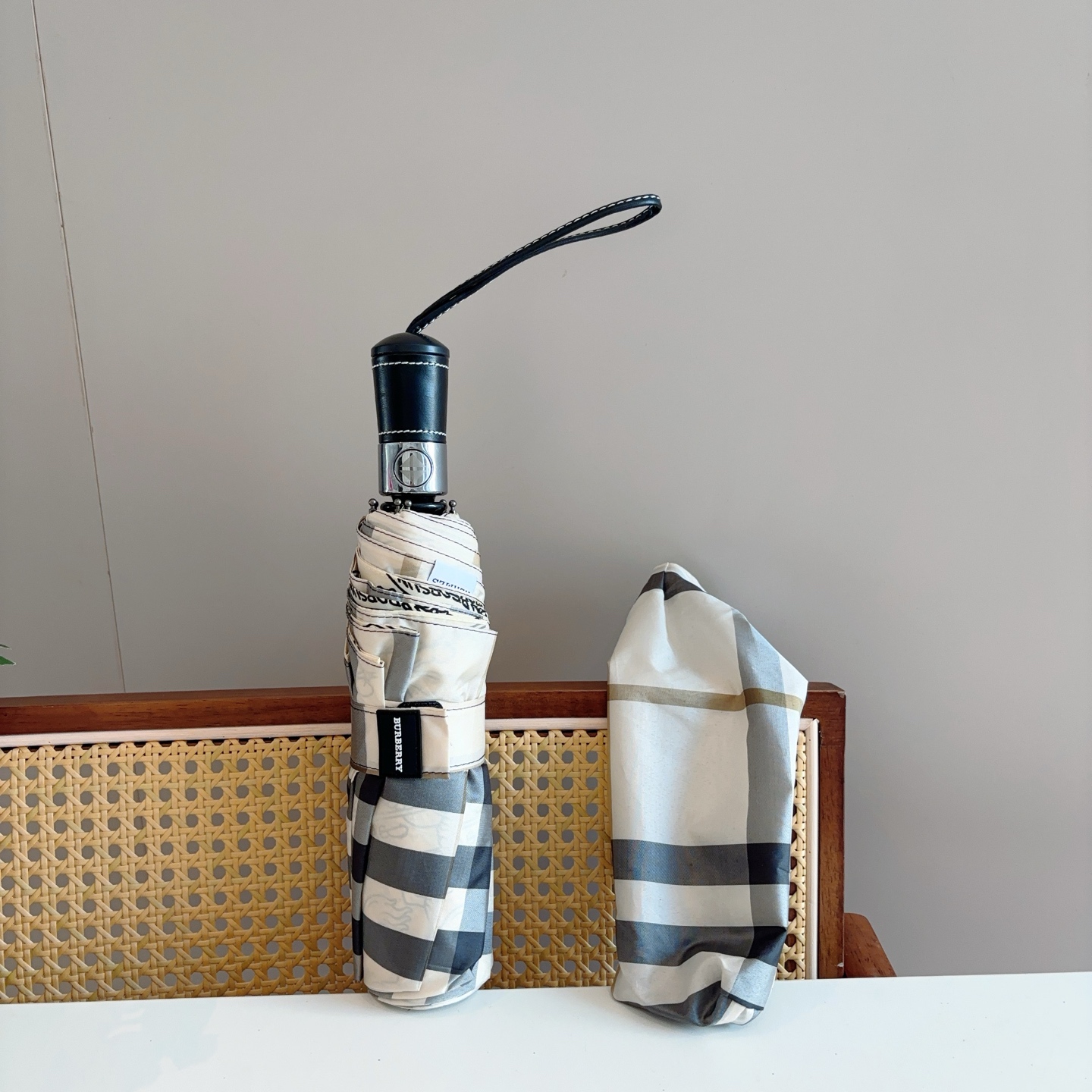  BURBERRY（巴宝莉） 三折自动折叠晴雨伞 年度巅峰之作 经典 高雅 时髦 这就是被称为英国BUR