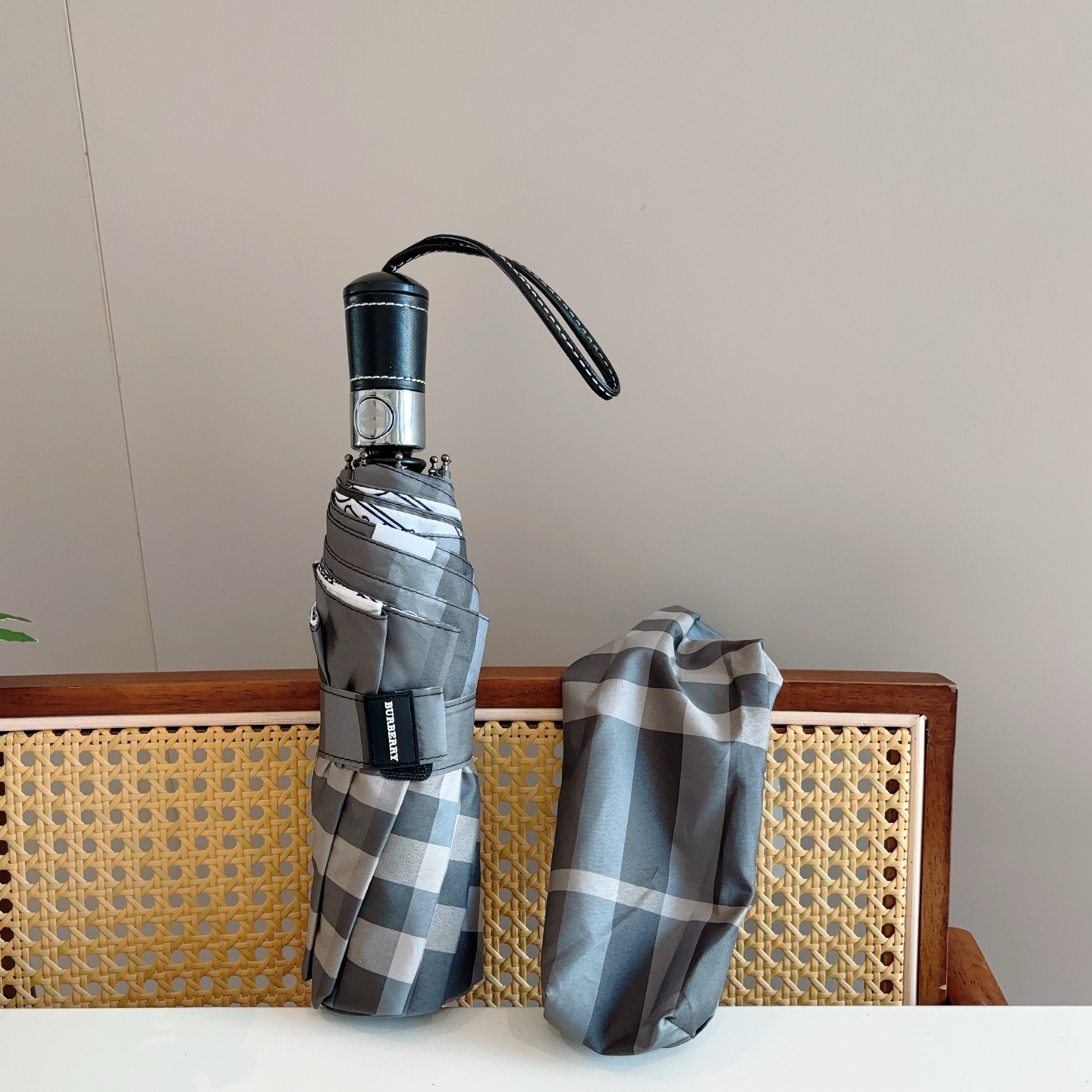  BURBERRY（巴宝莉） 三折自动折叠晴雨伞 年度巅峰之作 经典 高雅 时髦 这就是被称为英国BUR