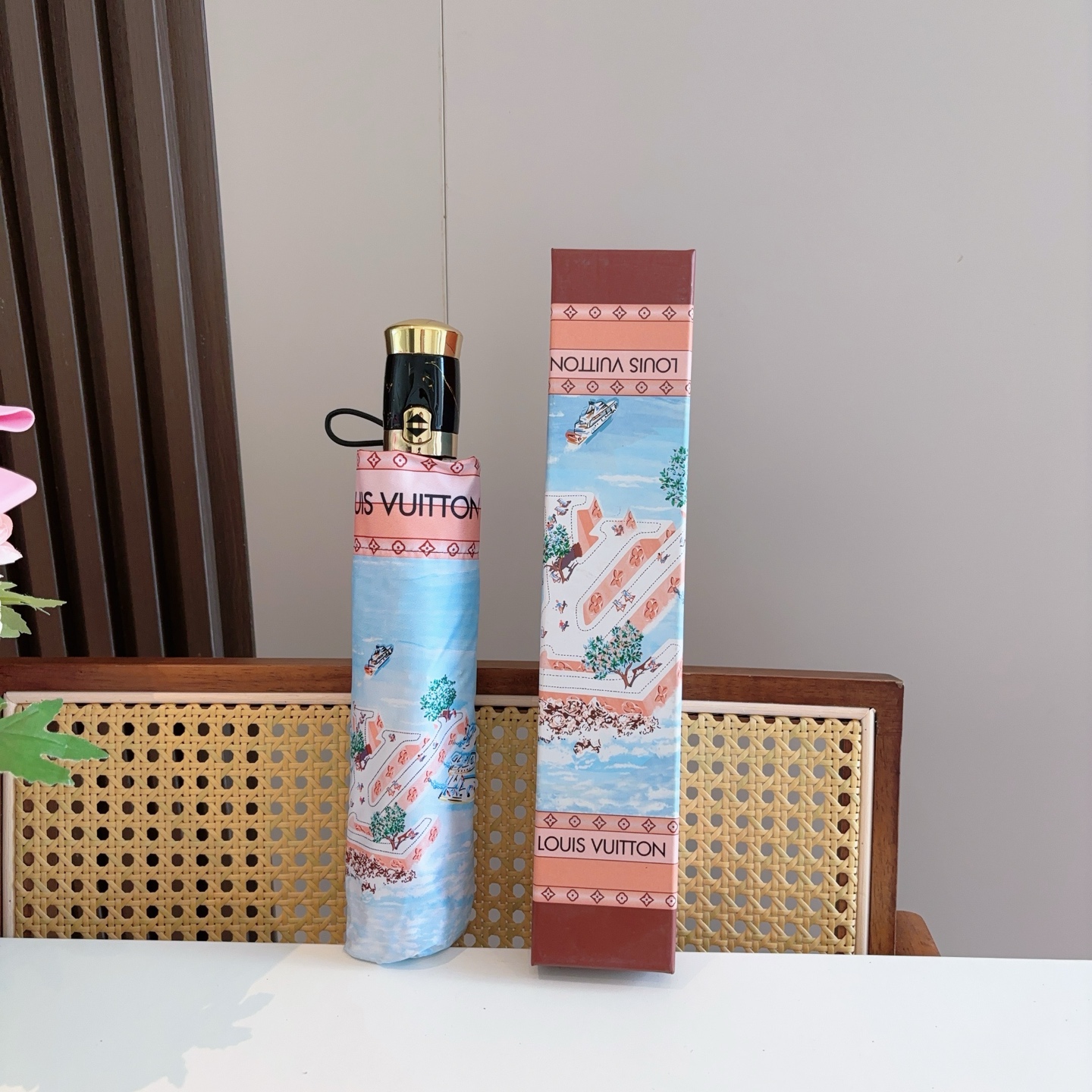 LOUIS VUITTON （路易威登）提花 三折自动折叠晴雨伞 新涂层技术深色伞面 拥有令人惊喜的遮光