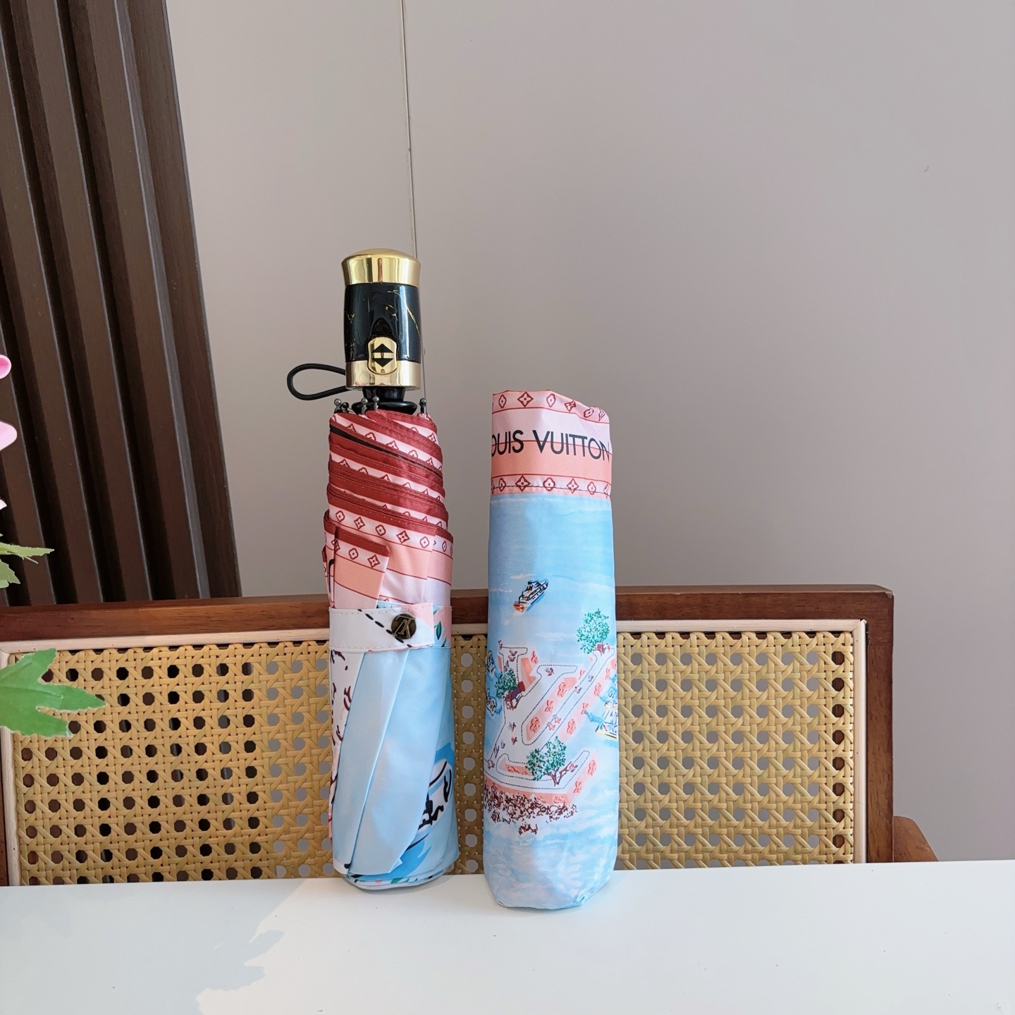 LOUIS VUITTON （路易威登）提花 三折自动折叠晴雨伞 新涂层技术深色伞面 拥有令人惊喜的遮光