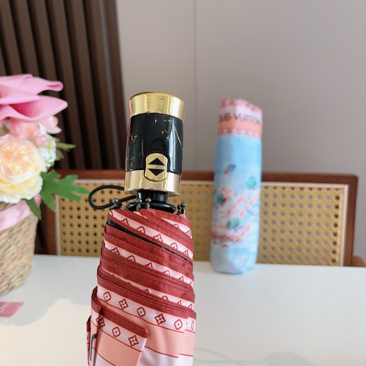 LOUIS VUITTON （路易威登）提花 三折自动折叠晴雨伞 新涂层技术深色伞面 拥有令人惊喜的遮光