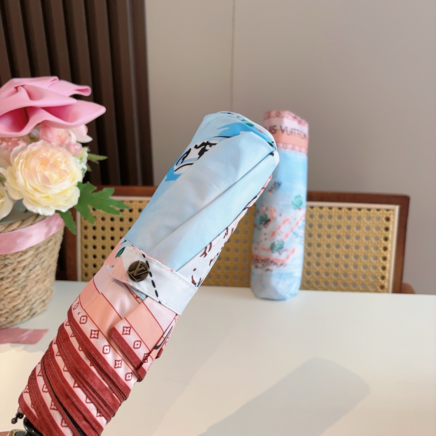 LOUIS VUITTON （路易威登）提花 三折自动折叠晴雨伞 新涂层技术深色伞面 拥有令人惊喜的遮光