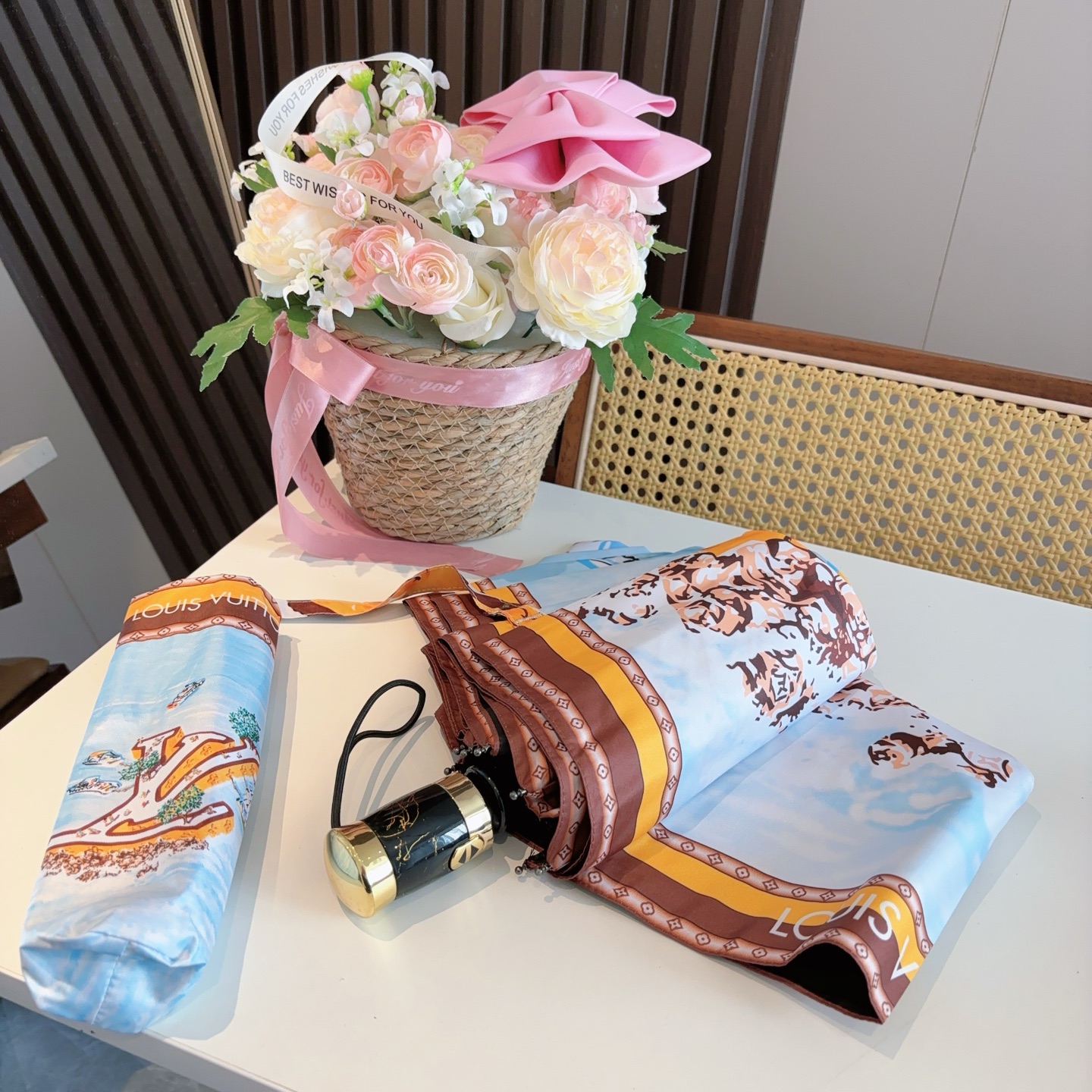 LOUIS VUITTON （路易威登）logo提花 三折自动折叠晴雨伞 新涂层技术深色伞面 拥有令人惊