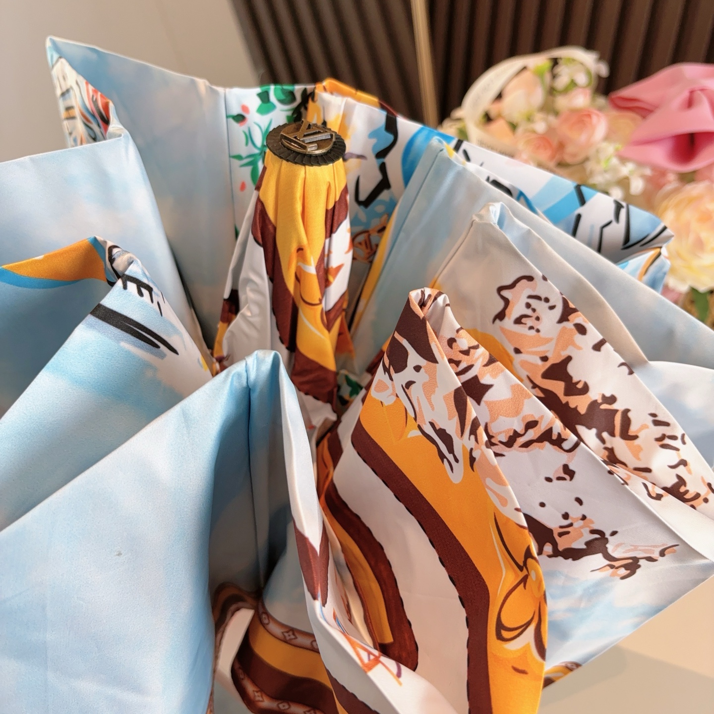LOUIS VUITTON （路易威登）logo提花 三折自动折叠晴雨伞 新涂层技术深色伞面 拥有令人惊