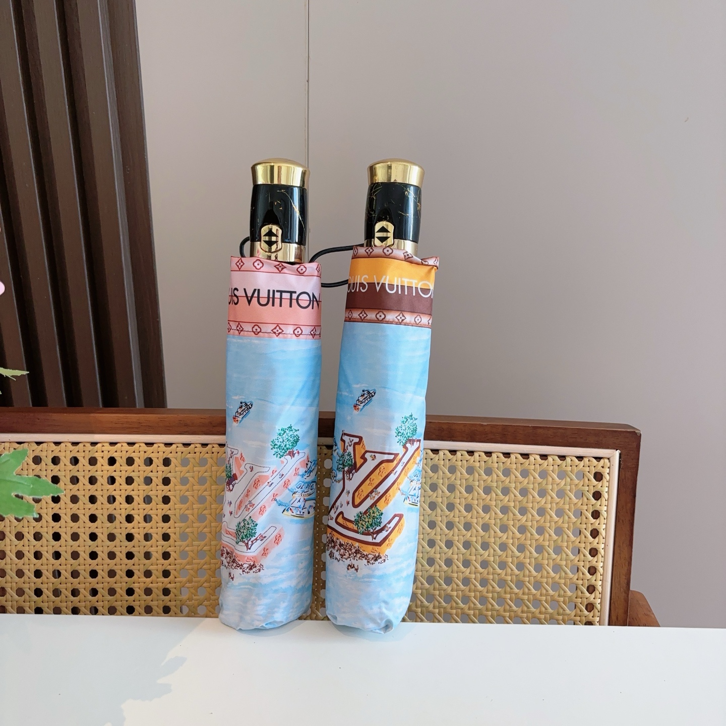 LOUIS VUITTON （路易威登）logo提花 三折自动折叠晴雨伞 新涂层技术深色伞面 拥有令人惊