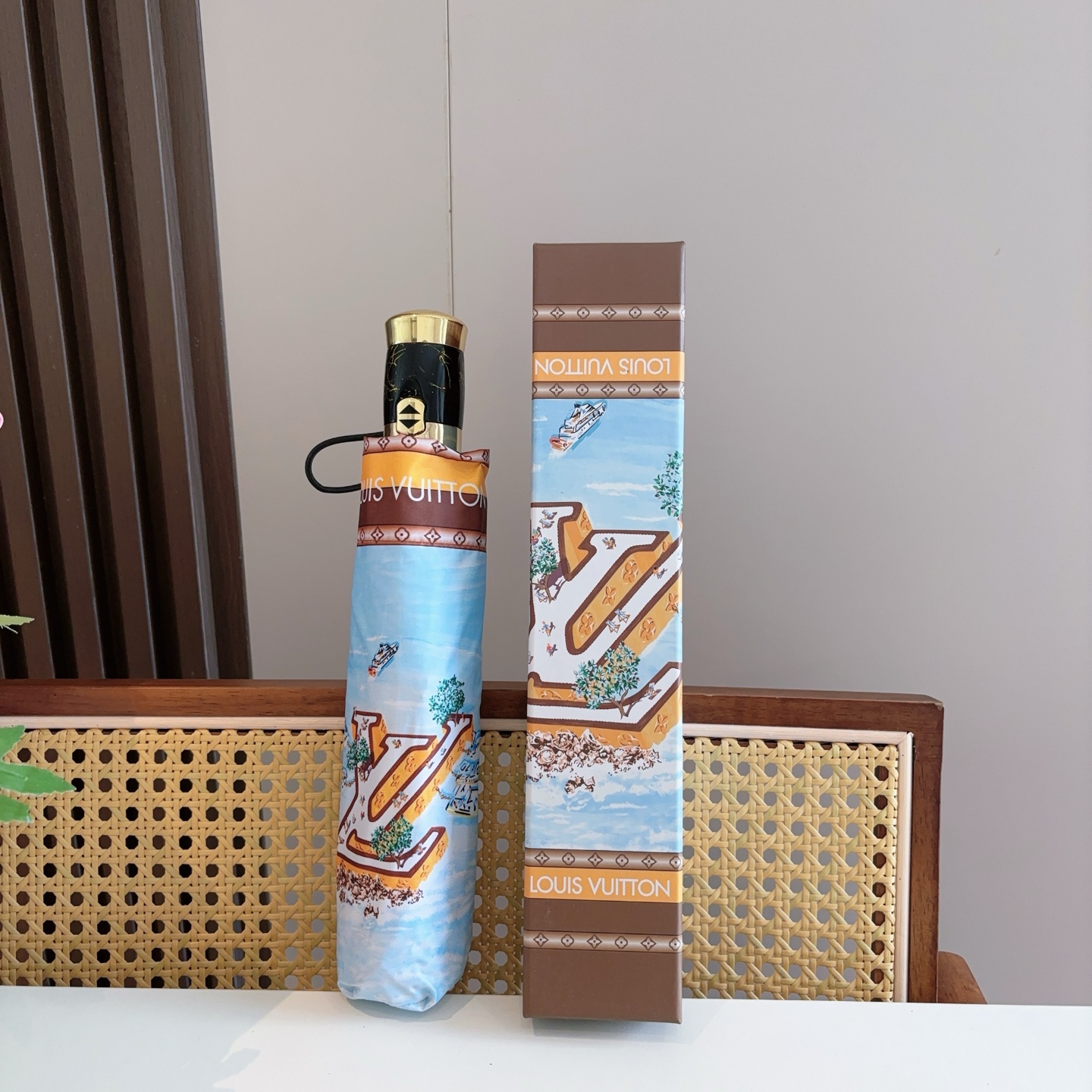 LOUIS VUITTON （路易威登）logo提花 三折自动折叠晴雨伞 新涂层技术深色伞面 拥有令人惊
