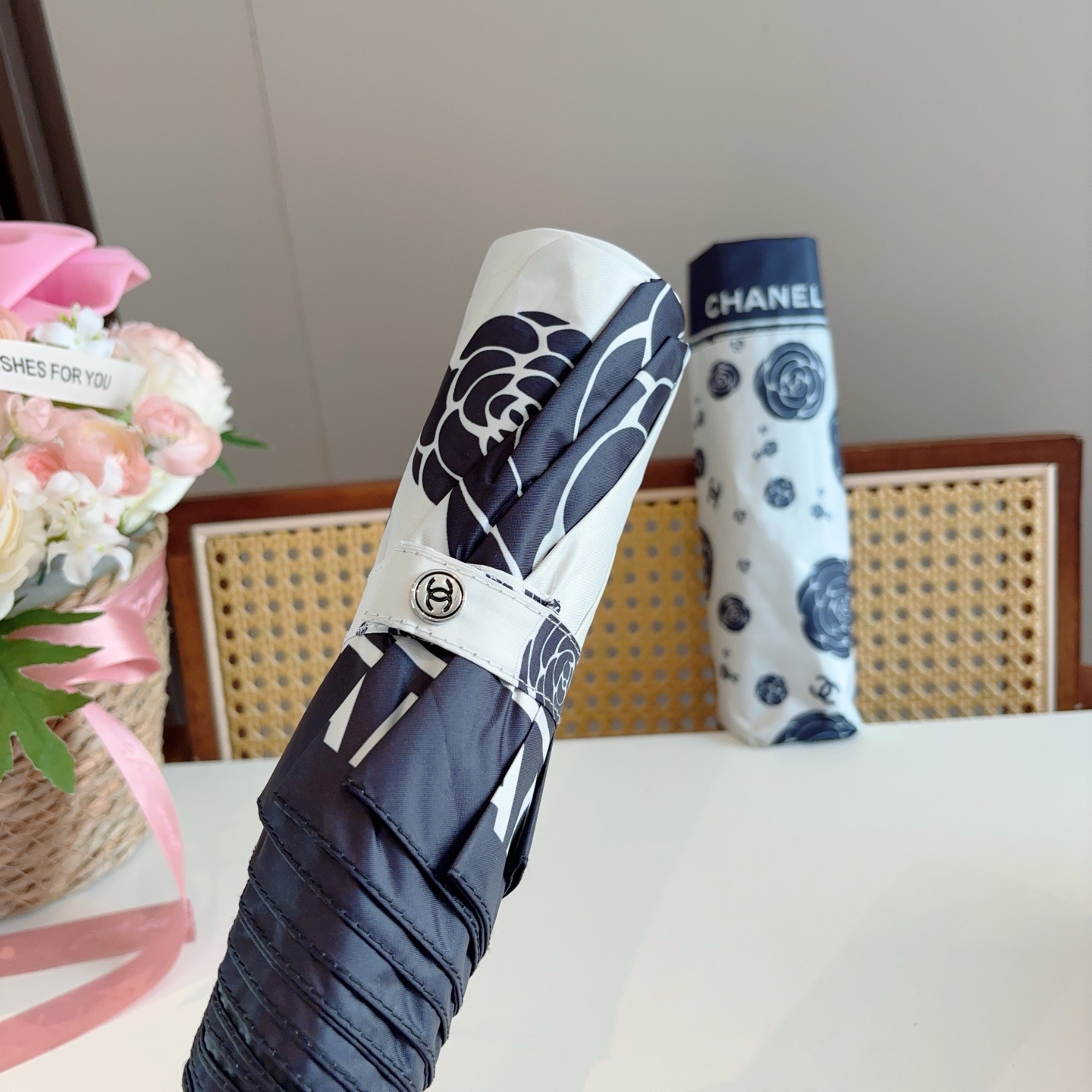  CHANEL（香奈儿）三折自动折叠晴雨伞 集合香奈儿灵魂LOGO为一体的设计风格高雅奢华 带在身上带来