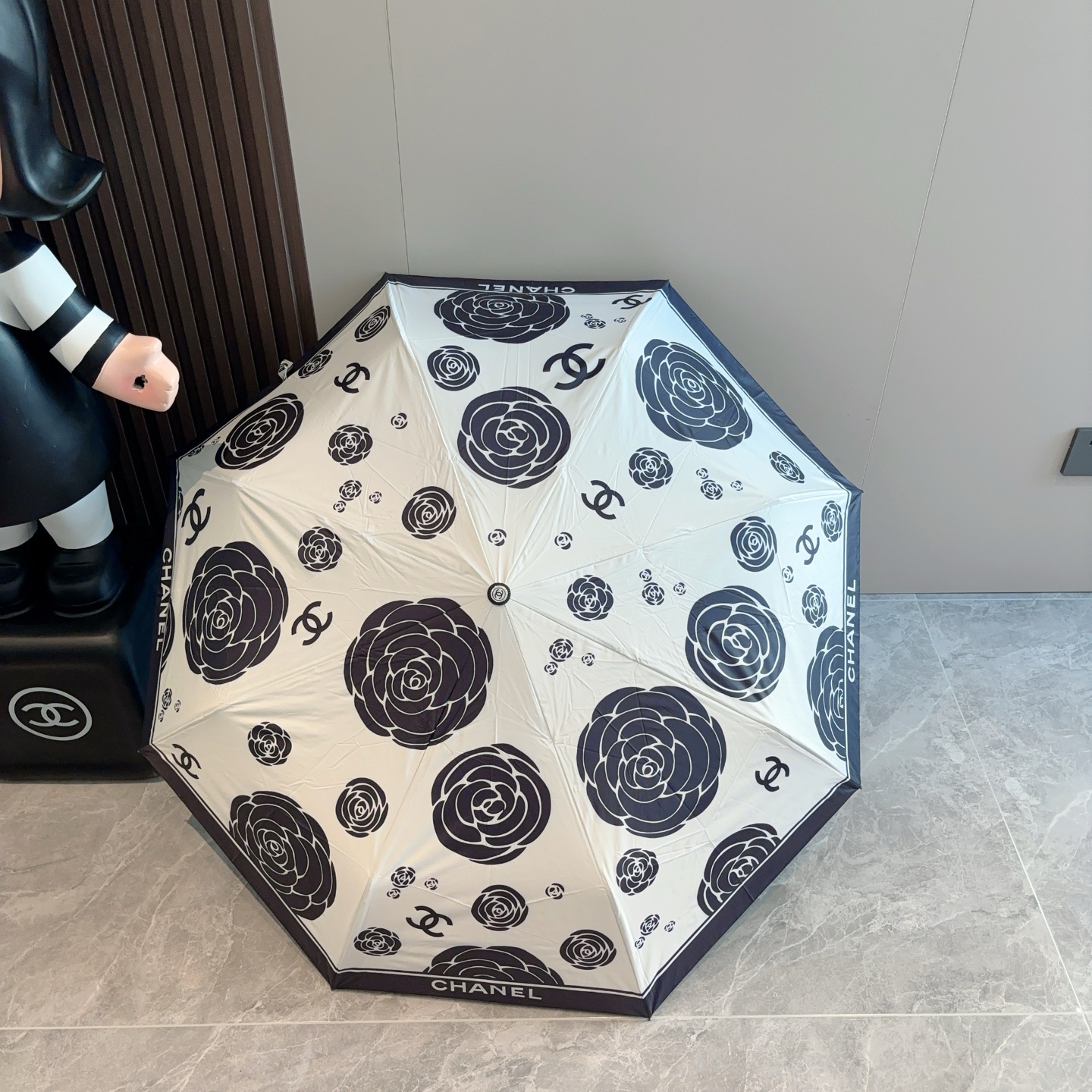  CHANEL（香奈儿）三折自动折叠晴雨伞 集合香奈儿灵魂LOGO为一体的设计风格高雅奢华 带在身上带来