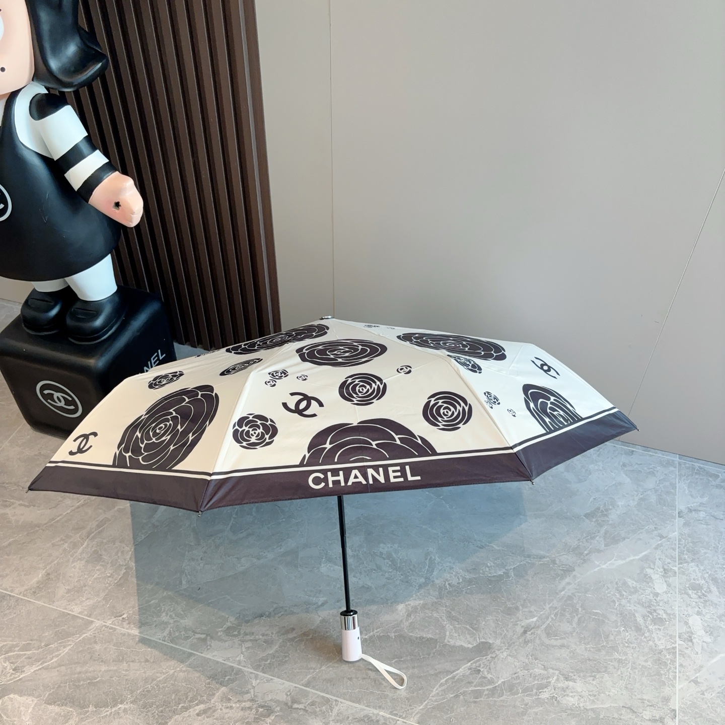  CHANEL（香奈儿）三折自动折叠晴雨伞 集合香奈儿灵魂LOGO为一体的设计风格高雅奢华 带在身上带来