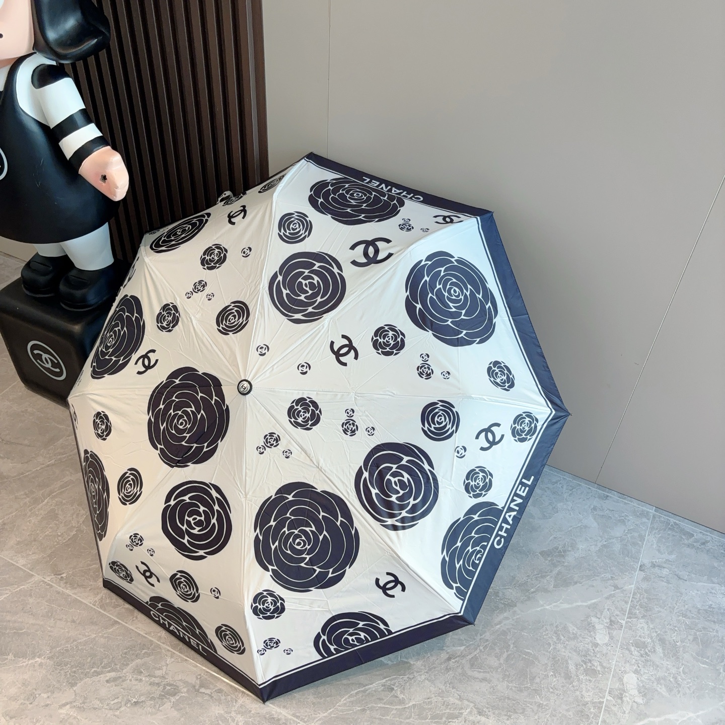  CHANEL（香奈儿）三折自动折叠晴雨伞 集合香奈儿灵魂LOGO为一体的设计风格高雅奢华 带在身上带来