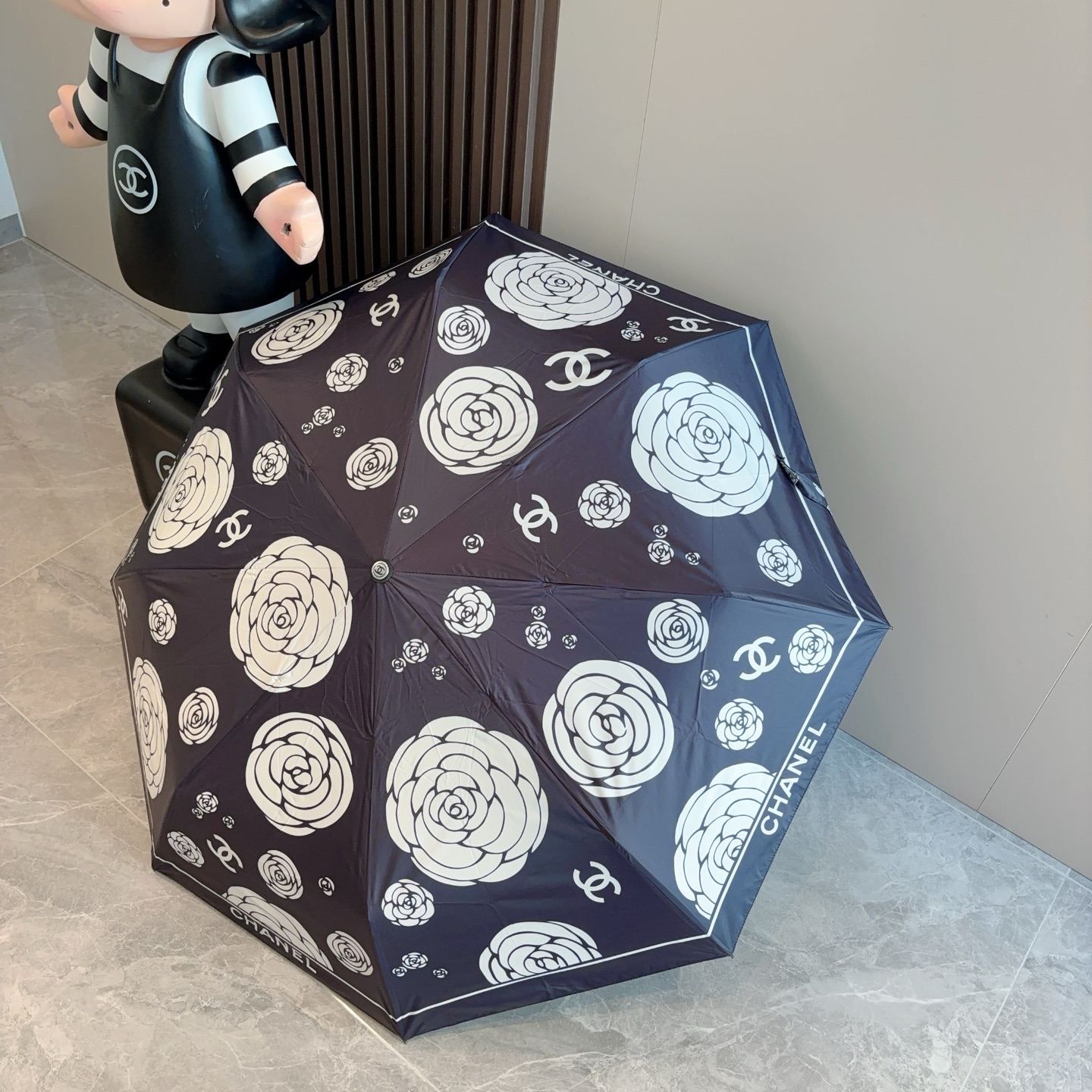  CHANEL（香奈儿）三折自动折叠晴雨伞 集合香奈儿灵魂LOGO为一体的设计风格高雅奢华 带在身上带来