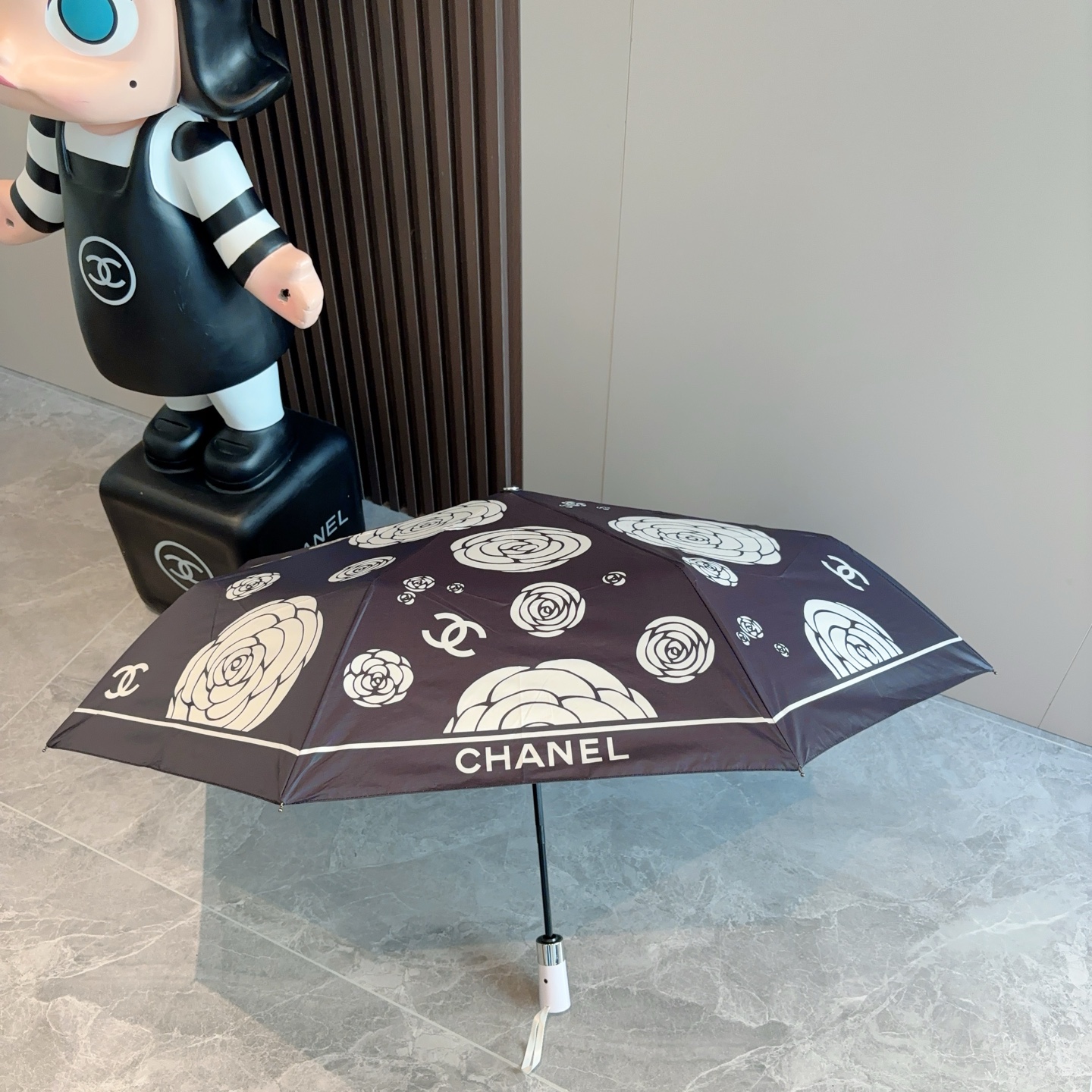  CHANEL（香奈儿）三折自动折叠晴雨伞 集合香奈儿灵魂LOGO为一体的设计风格高雅奢华 带在身上带来