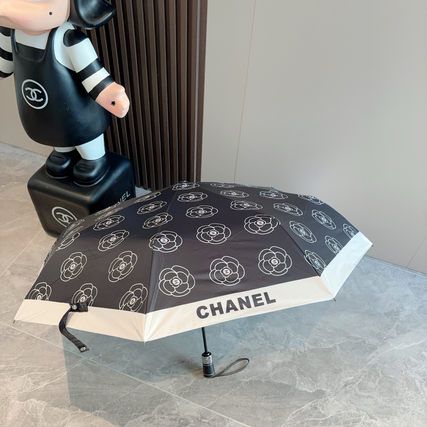  CHANEL（香奈儿）三折自动折叠晴雨伞 集合香奈儿灵魂LOGO为一体的设计风格高雅奢华 带在身上带来