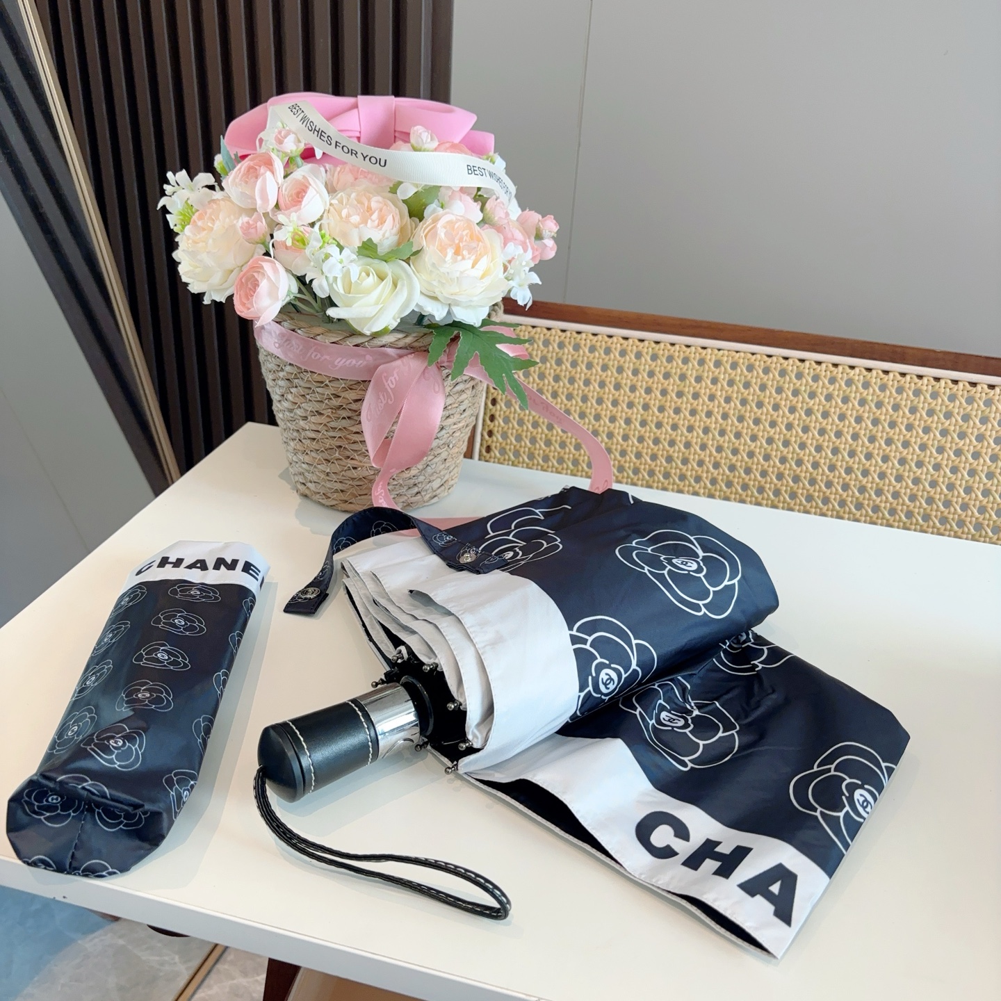  CHANEL（香奈儿）三折自动折叠晴雨伞 集合香奈儿灵魂LOGO为一体的设计风格高雅奢华 带在身上带来