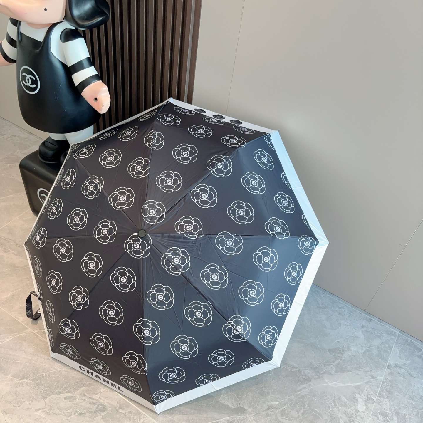  CHANEL（香奈儿）三折自动折叠晴雨伞 集合香奈儿灵魂LOGO为一体的设计风格高雅奢华 带在身上带来