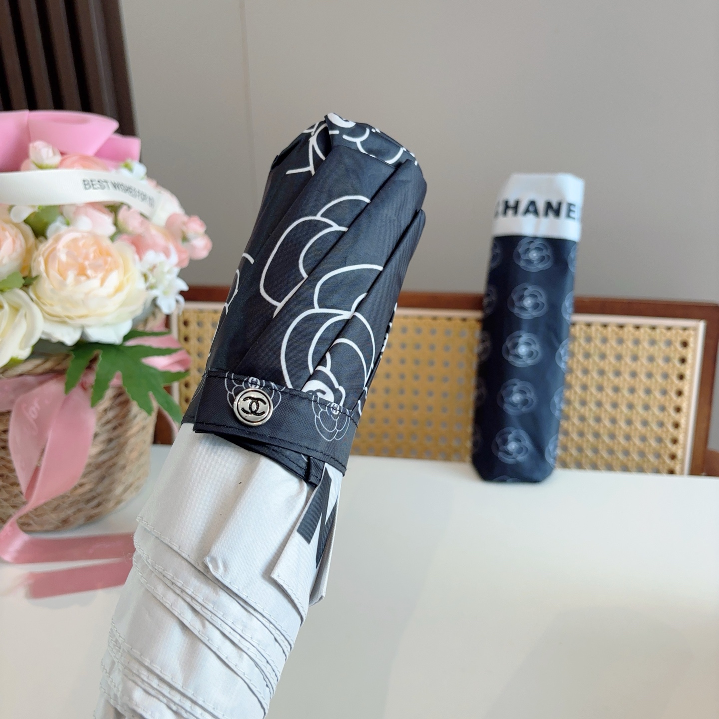  CHANEL（香奈儿）三折自动折叠晴雨伞 集合香奈儿灵魂LOGO为一体的设计风格高雅奢华 带在身上带来